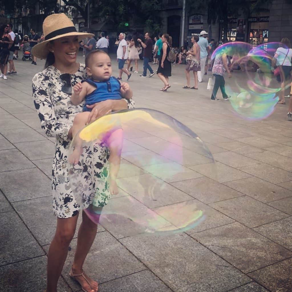 エヴァ・ロンゴリアさんのインスタグラム写真 - (エヴァ・ロンゴリアInstagram)「Bubbles, Barcelona and Baby! 🙏🏼——————————————— Burbujas, Barcelona y el Bebé! 🙏🏼」7月8日 2時30分 - evalongoria