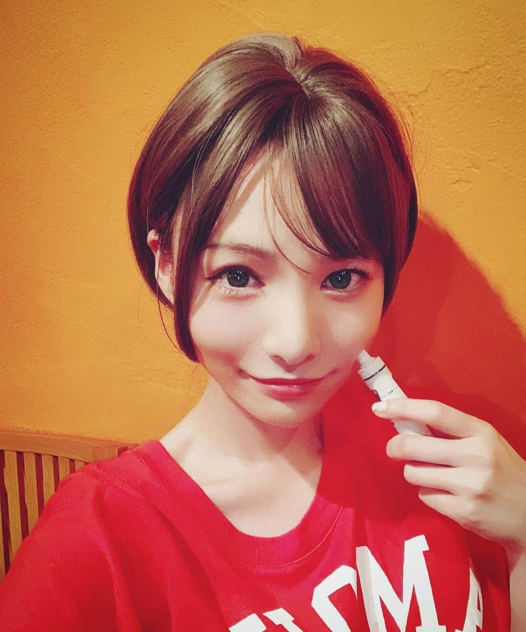 宮崎まこさんのインスタグラム写真 - (宮崎まこInstagram)「かみちょんぎり✂️ 似合うと思うのは自画自賛🥺❤︎ でも似合うかも？ . 顔小さくなる🐣 手に持っているのは、タバコじゃなく水蒸気です。 . . . . 髪型変えたよー🦒🦒🦒 .  #釣りガール #釣り  #海釣り #釣り堀 #釣果 #美容垢 #パーソナルカラー #ヘアカタログ #シースルーバング #ショートヘア #hairstyles #iphonexsmax #カメラ女子  #fishinglife  #釣り部 #釣り好き  #インスタグラマー みたいな顔 #ショートカット  #モデル #自撮り  #パーマ #髪型  #ワンカール #自撮り女子 #オルチャンヘア #レイヤーカット  #美容好きな人と繋がりたい #パグ #犬 #愛犬家」7月8日 2時32分 - makomiyazaki