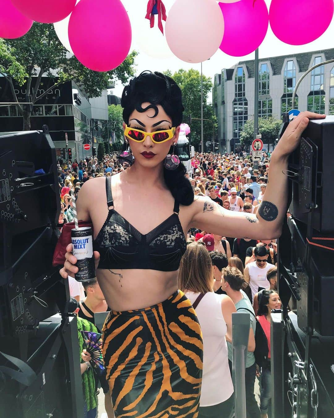 ヴァイオレット・チャチキさんのインスタグラム写真 - (ヴァイオレット・チャチキInstagram)「Such a fun time today at cologne pride with @absolutvodka_de #nothingbutabsolut #ABSOLUTPRIDE」7月8日 2時33分 - violetchachki