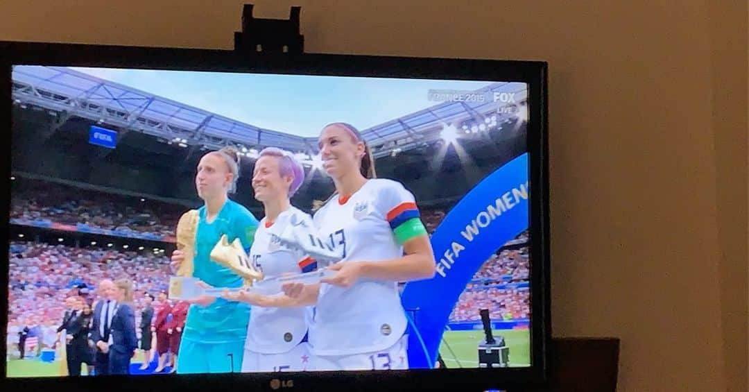 レスリー・ジョーンズさんのインスタグラム写真 - (レスリー・ジョーンズInstagram)「WARRIORS!! @uswnt #PAYUSDAMINT」7月8日 2時36分 - lesdogggg