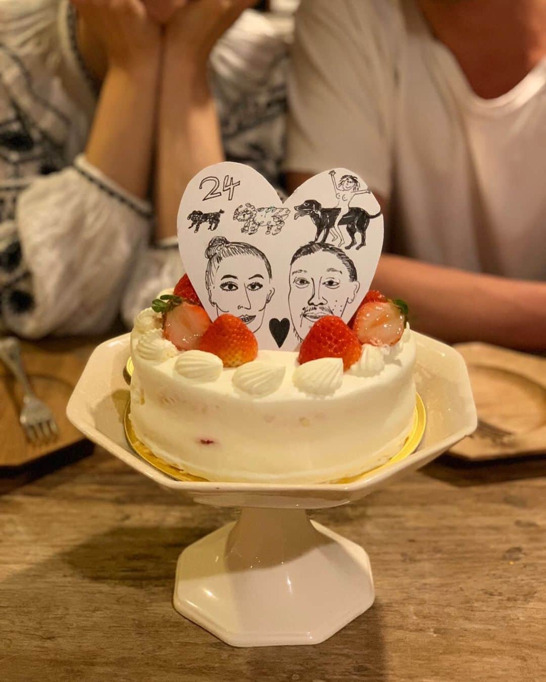 masakiさんのインスタグラム写真 - (masakiInstagram)「24回目の結婚記念日🎂 この世にもっといい人がいるのにと他の旦那さんと比べてみたり、色々思うことはありましたが、うちは特別な宇宙人だと思ったら気がラクになりましたw 仕事で困ったときは助け合い、 大きなピンチを乗り越えて、 そして今、お互い好きなことを続けられていることに感謝。 宇宙人のおかげであります。  前に占いで、二人は悪い時期に結婚してるから良くないと言われたけれど、一応24年も続いているので、この先は意地でも一緒にいようと思っていますw  褒め言葉もないし記念日の晩ご飯は下北沢の餃子の王将w なんだけど、懐かし人達とも会えて、懐かしい街を歩いて、あれからやっとショートケーキ食べれたし、いい記念日になりました♡」7月8日 2時38分 - mogurapicassowols