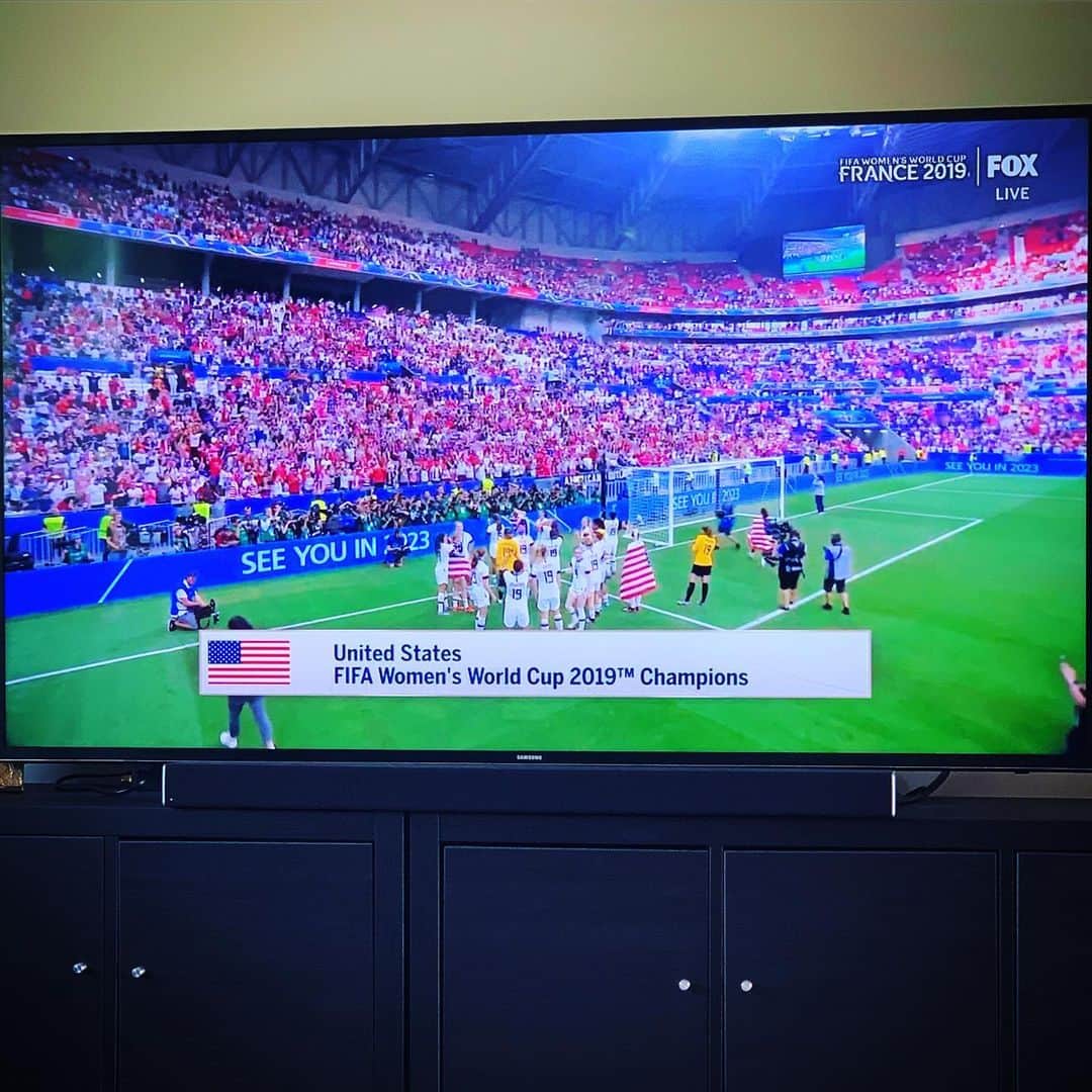 アレックス・ブノワのインスタグラム：「These women are absolute CHAMPIONS! Not only incredible athletes, but role models for kids (and adults) all over the world, proving that there is NO LIMIT to what they are capable of, no matter what their critics say!!! #GOTEAM #USA」