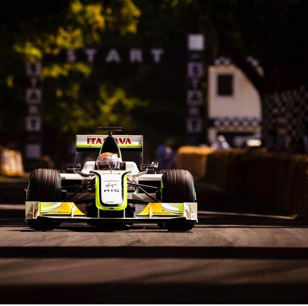 ルーベンス・バリチェロさんのインスタグラム写真 - (ルーベンス・バリチェロInstagram)「Obrigado @fosgoodwood por me fazer reviver tanta emoçao. Muito amor por este esporte. E caceta como acelera esta charanga... e mais: fazer isso ao teu lado @dudubarrichello #gratidao🙏🏻 /// tks @fosgoodwood for taking me back in time... so much emotion. I love this sport... and what about the power #wowww😱 #gratitude tks for all the #Brawn #Mercedes guys for the great time and the laughs...😍 #goRubens23」7月8日 2時43分 - rubarrichello