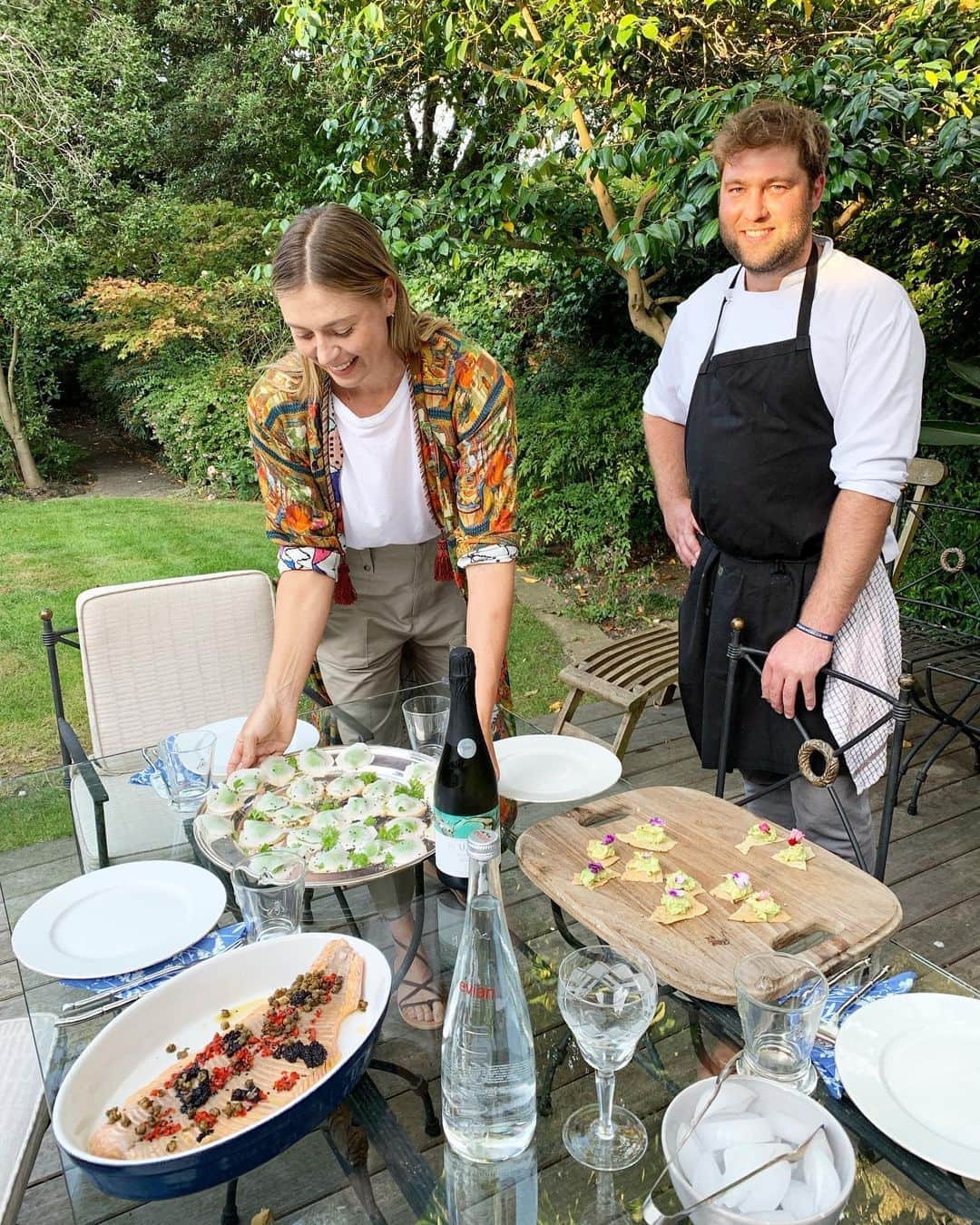 マリア・シャラポワのインスタグラム：「Meet @olivergladwin, who cooked the most delicious farm to table meals for us in London. You may have heard of his restaurants already but I’ve attached the links below because they’re 😋😋. The ingredients ( and the sparkling wine which I may have asked a few extra bottles of 🍷🤓) all come from his family’s farm, and tasted so yummy, I barely left our house. Thank you Oliver for spoiling us! @rabbit_resto, @theshed_resto @nutbourne_resto #localandwild #zerowaste #farmtotable」
