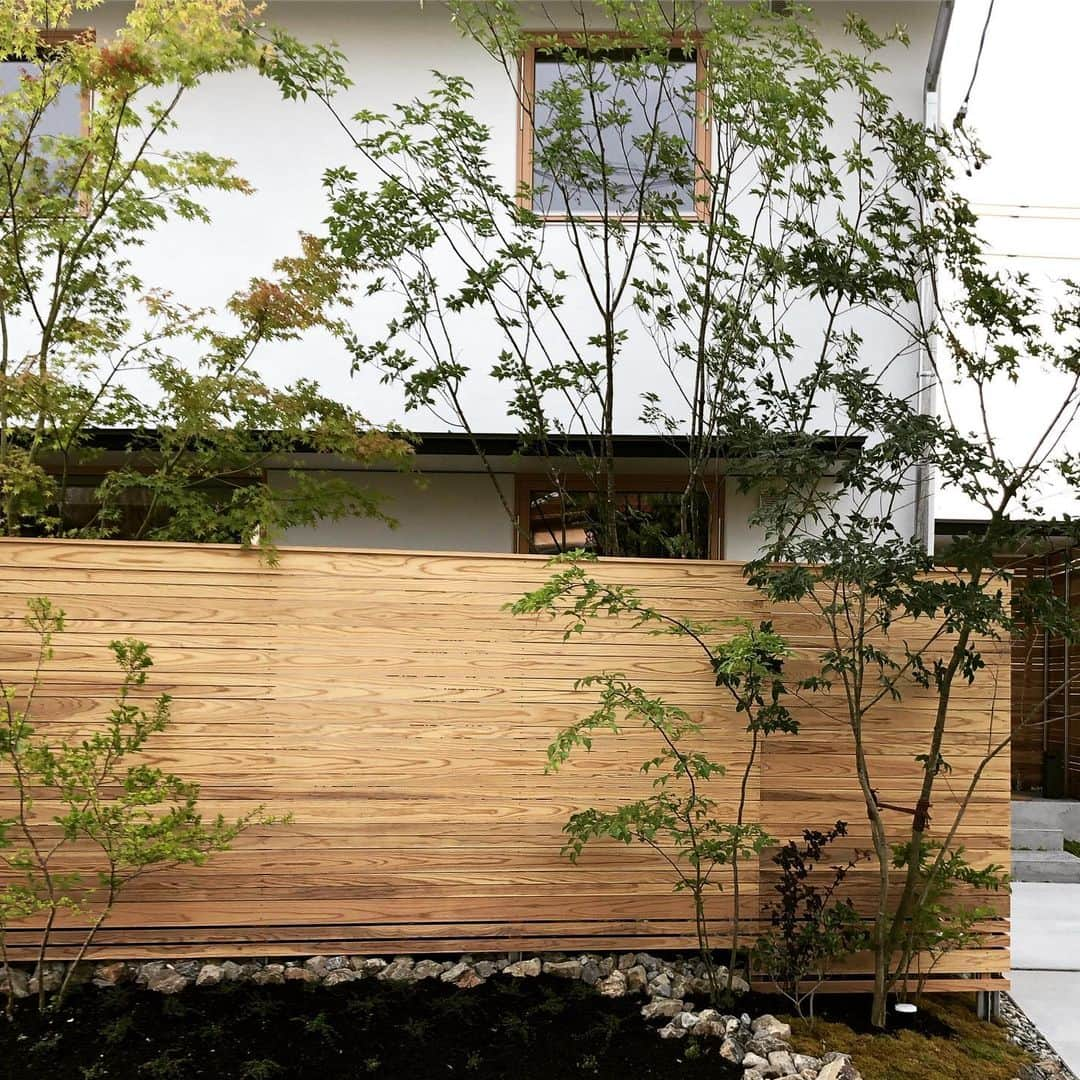 アイトフース | 北欧住宅｜注文住宅｜広島・岡山・山口さんのインスタグラム写真 - (アイトフース | 北欧住宅｜注文住宅｜広島・岡山・山口Instagram)「先日、完成見学会を行ったN邸(東広島市)のお引渡しをさせていただきました。こちらは、16年前に建築して下さったOBさんからのご紹介です。良いご縁をいただき☺︎☺︎☺︎誠にありがとうございました！ _ more  photo▷ @aitoliv  more photo▷ @aitohus_genba more  photo▷@aitohus_ig _ #アイトフースライフ #アイトリブ #北欧インテリア #北欧住宅 #おしゃれ #照明デザイン  #シンプルな暮らし #広島の注文住宅 #高気密高断熱 #高断熱#住宅 #漆喰の家#東広島  #スイス漆喰 #sustinabledesign #interiordesign #house#home」7月7日 17時55分 - aitohus