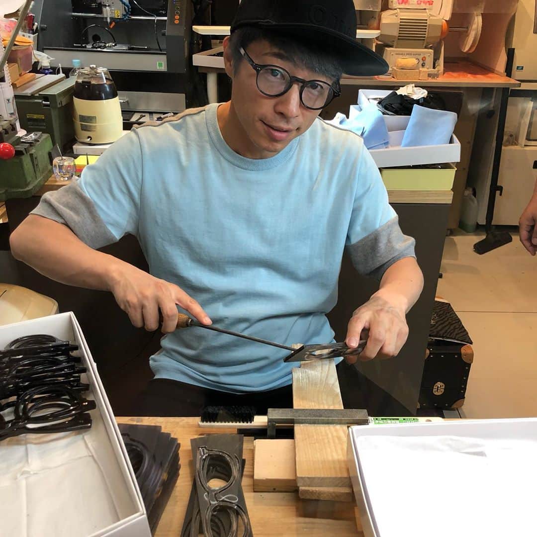田村淳さんのインスタグラム写真 - (田村淳Instagram)「atsushimegane 福岡の仲西眼鏡の協力の元にメガネ屋さんをオープンしたのですが、半年前からショップをはじめて、おかげさまで、これまでのメガネは即完売してます。今回は、サングラスを製作しました！男性でも女性でも使えるようにしました！写真の女性はスタイリストさんです。良かったらお店を覗きに来て下さい！！ こちら↓↓↓ https://honyasan.base.shop/  プロフィールにもURL載せてます。  #atsushimegane」7月7日 17時49分 - atsushilb
