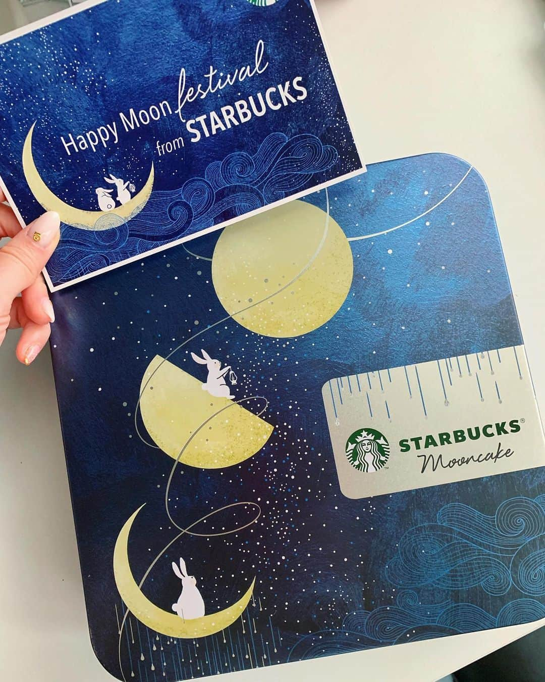 松本未夢さんのインスタグラム写真 - (松本未夢Instagram)「Thank you @starbucksthailand for cute moon cake🐰🌕 It goes on sale from tomorrow 💕 . . @starbucksthailand จะขาย Moon Cakeที่น่ารักจากพรุ่งนี้นะคะ ( 8 กรกฎาคม - 16 กันยายน หรือจรกว่าสินค้าจะหมดค่ะ) มีรสชาติชากุหลาบและเบอร์รี่ ,มันม่วงอัลมอนด์ ,ชาโฮจิฉะ และมอคค่านะคะ🧚🏻‍♀️ราคา อันละ 160 บาทค่ะ . มิมุชอบรสชาติมันม่วงอัลมอนด์แต่ขนมสีชมพูน่ารัก🙈💕555 ดีใจมากและหูขึ้นมา🤣🐰555 ทุกคนต้องไปเร็วๆนะคะ😘 . 明日からタイのスタバで発売される Moon Cakeを頂きました💕✨ 箱開いた瞬間、インパクト大でビックリ💘色も形も可愛いね✨ 味はローズとベリー、さつまいも、ほうじ茶、モカの4種類✨価格は1つ160バーツだそうです🧚🏻‍♀️販売期間は7月8日〜9月16日まで✨ . 嬉しくて片耳ピーンってなったよ🐰🤣💕 . . #Mimu #mimusdiary #starbacks #centralworld #sweets #happymooncake #mooncake #collection #starbucksthailand  #バンコク生活 #バンコク在住 #スタバ #スタバタイ #ムーンケーキ」7月7日 17時50分 - miiimuuu_chan