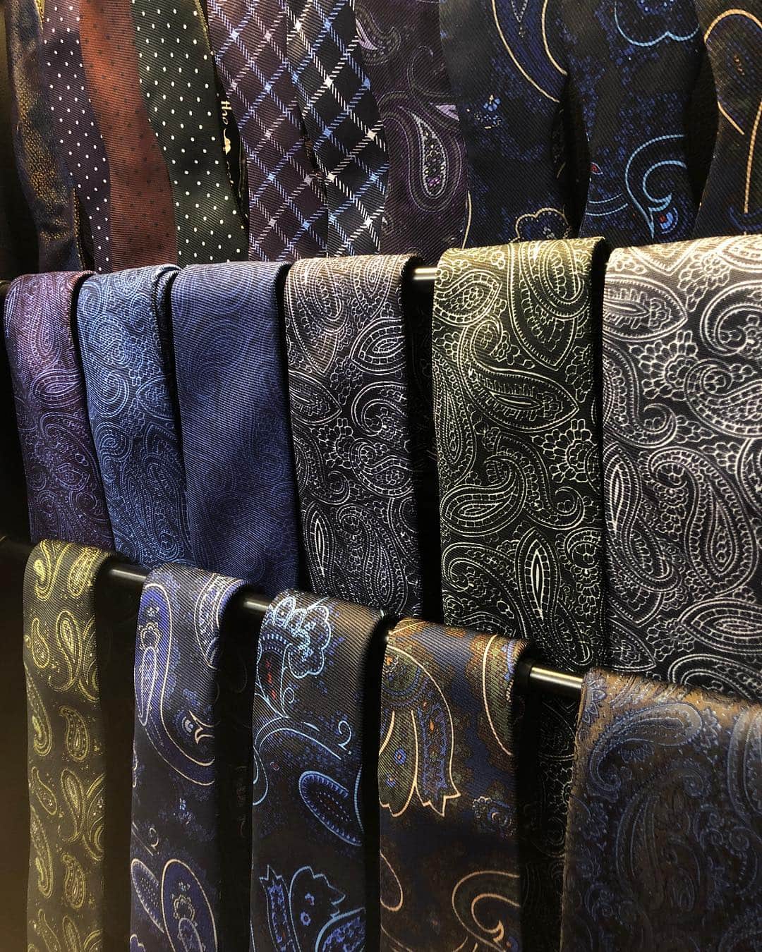 のインスタグラム：「Made in England tie. ・ イングリッシュシルク、英国縫製にこだわったネクタイが入荷。 イタリア製には無い、質実剛健な作り、締め心地も特別です。期間限定でご紹介しております。 ・ #streetstyle #streetphotography #dapper #dappermen #dandy #dandystyle #dapperfashion #menwithclass #mensclothing #menwithstyle #menswear #mensweardaily #outfitoftheday #ootdfashion #style #gentlemen #gentlemanstyle #mnswr #fashionblogger #classicman #tailormade #vintagestyle #gq #dapperstyle#suit  #pittiuomo #gqstyle #ordersuit #tie #necktie」