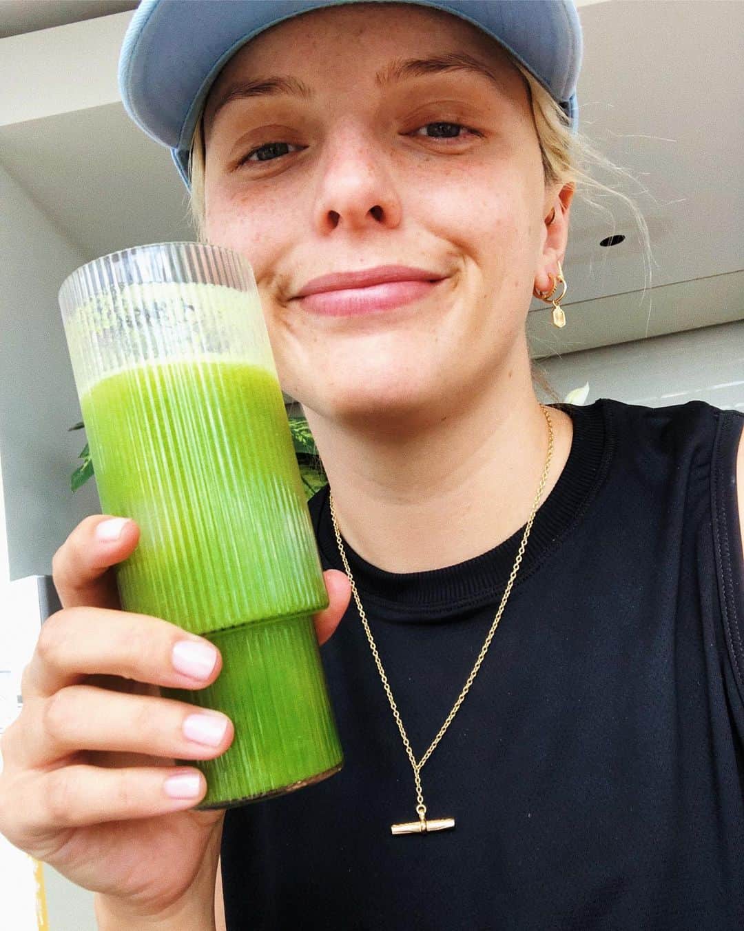 Estée Lalondeのインスタグラム：「Drinking vegetables 🍃 —————————— Wearing my Gold T-Bar Necklace 🌛 Jewellery @daisy_jewellery (ad/brand collab) #esteelalondeXdaisy」