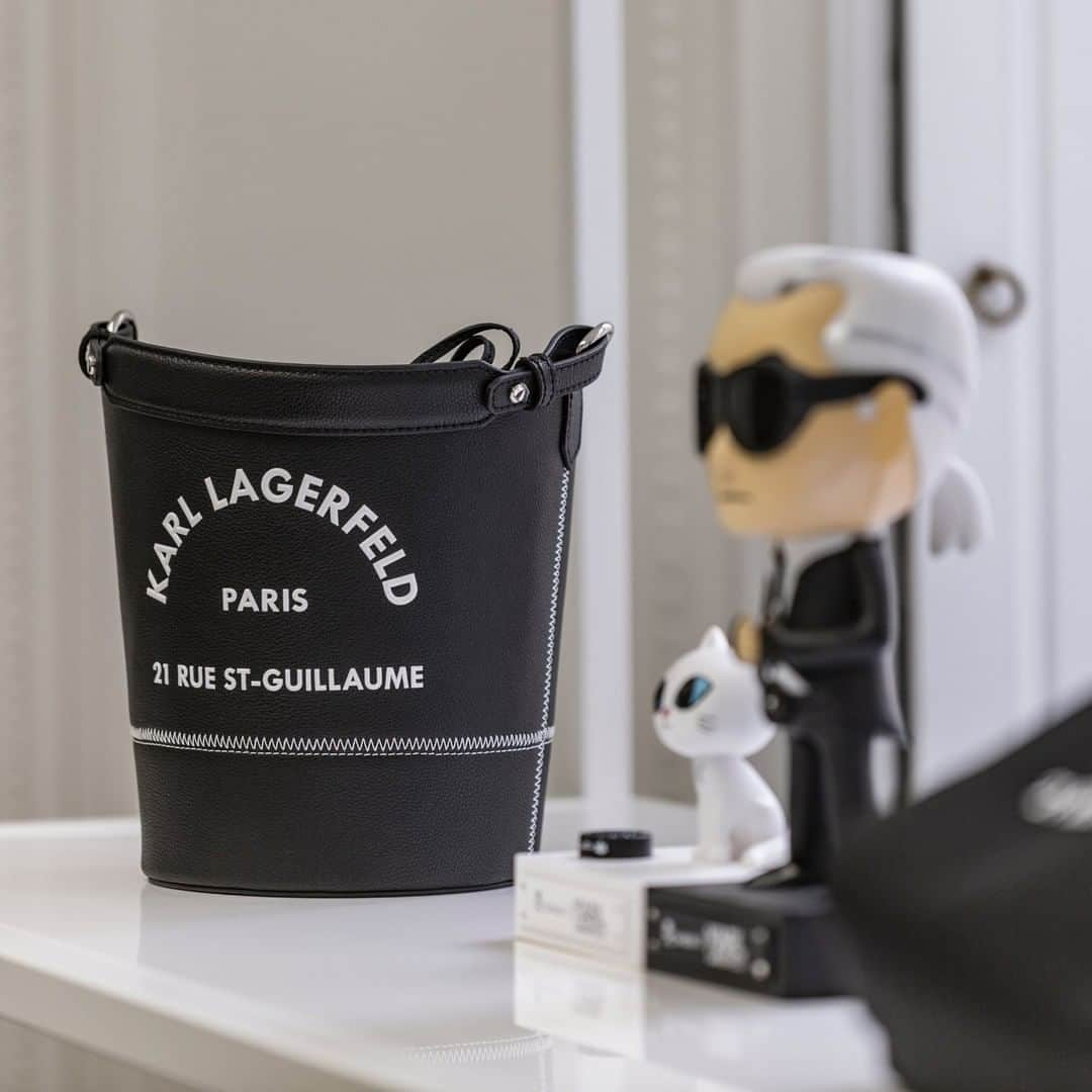 カールラガーフェルドさんのインスタグラム写真 - (カールラガーフェルドInstagram)「Lazy Sunday in Paris ... #KARLLAGERFELD」7月7日 18時00分 - karllagerfeld