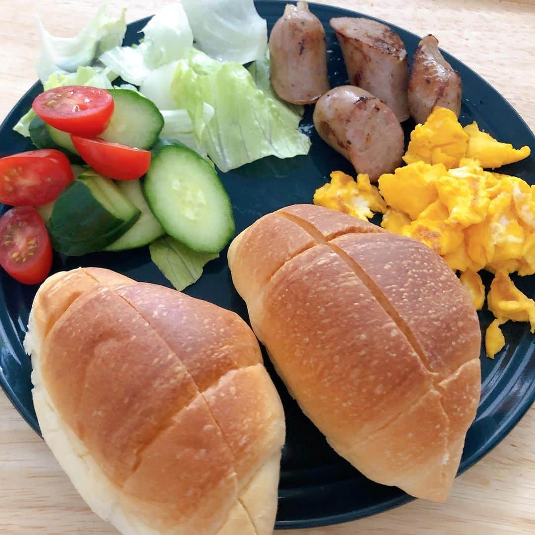 馬渕史香のインスタグラム：「休みの日は昼に起きることが多い #あしざわ家 朝ごはんみたいな昼ごはんをリクエストされがち . 今日はリクエストされる前に強制的に笑笑 . #ふみかごはん  #レシピ #recipe #ずぼらレシピ #主婦 #macaronimate -- #japanese #japanesefood  #food #instafood  #foodstagram」