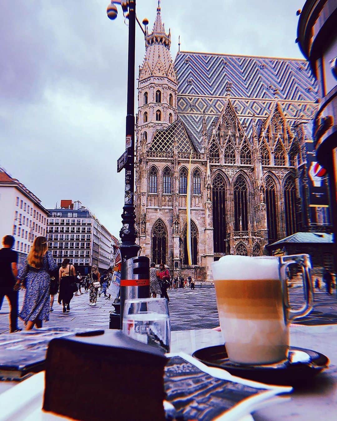 Wien | Viennaさんのインスタグラム写真 - (Wien | ViennaInstagram)「Perfect way to start the day. Coffee and Sacher Cake at Stephansplatz - who wants to sit here right now and marvel at Vienna’s beautiful buildings? ☕️☔️ by @_aboutmitch_ #ViennaNow」7月7日 18時06分 - viennatouristboard