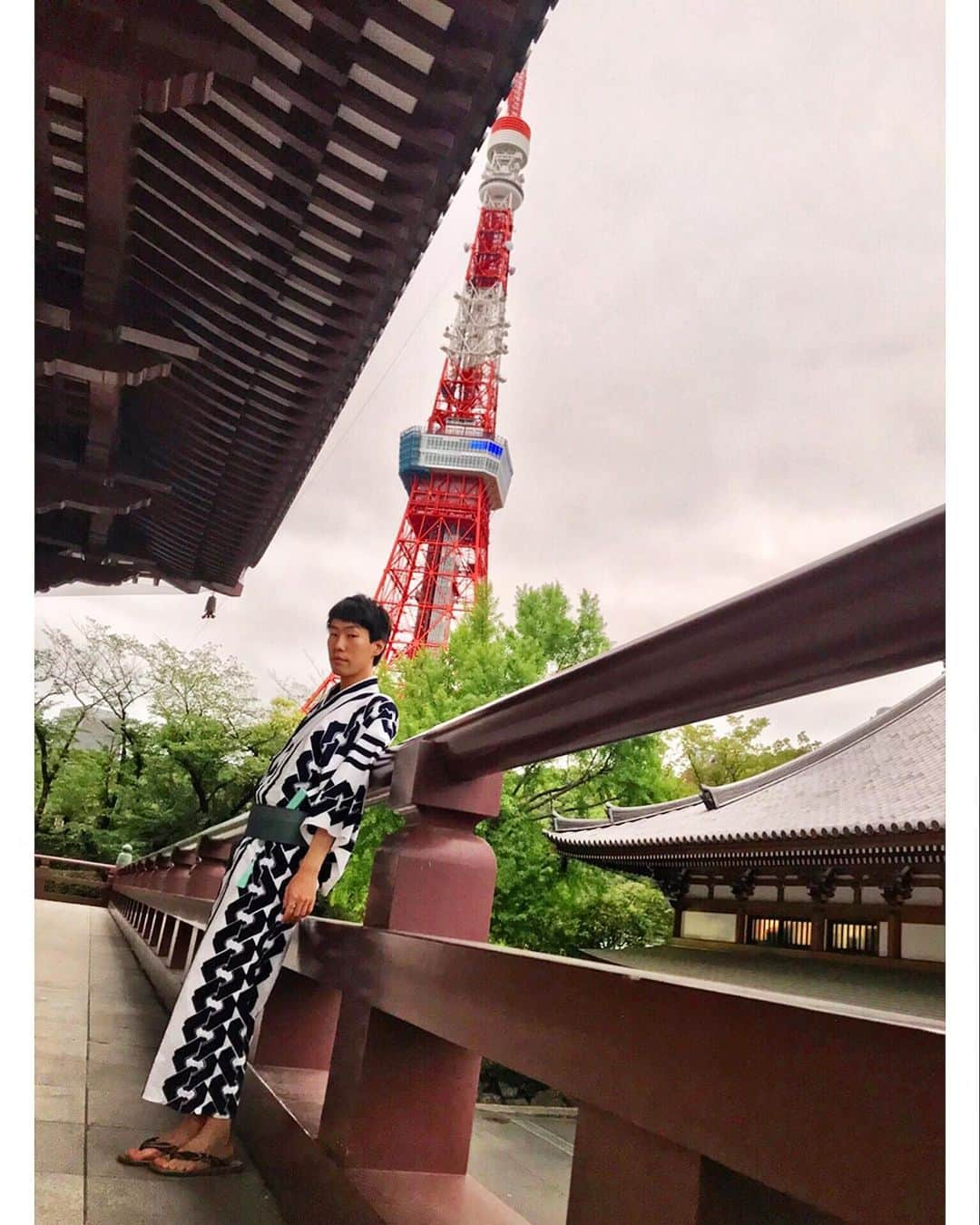 坂口涼太郎さんのインスタグラム写真 - (坂口涼太郎Instagram)「⛩🎋🌌🗼🌙 面白い街、東京 色んなものが共存している #増上寺 #七夕 #浴衣 #東京タワー」7月7日 18時06分 - ryotarosakaguchi