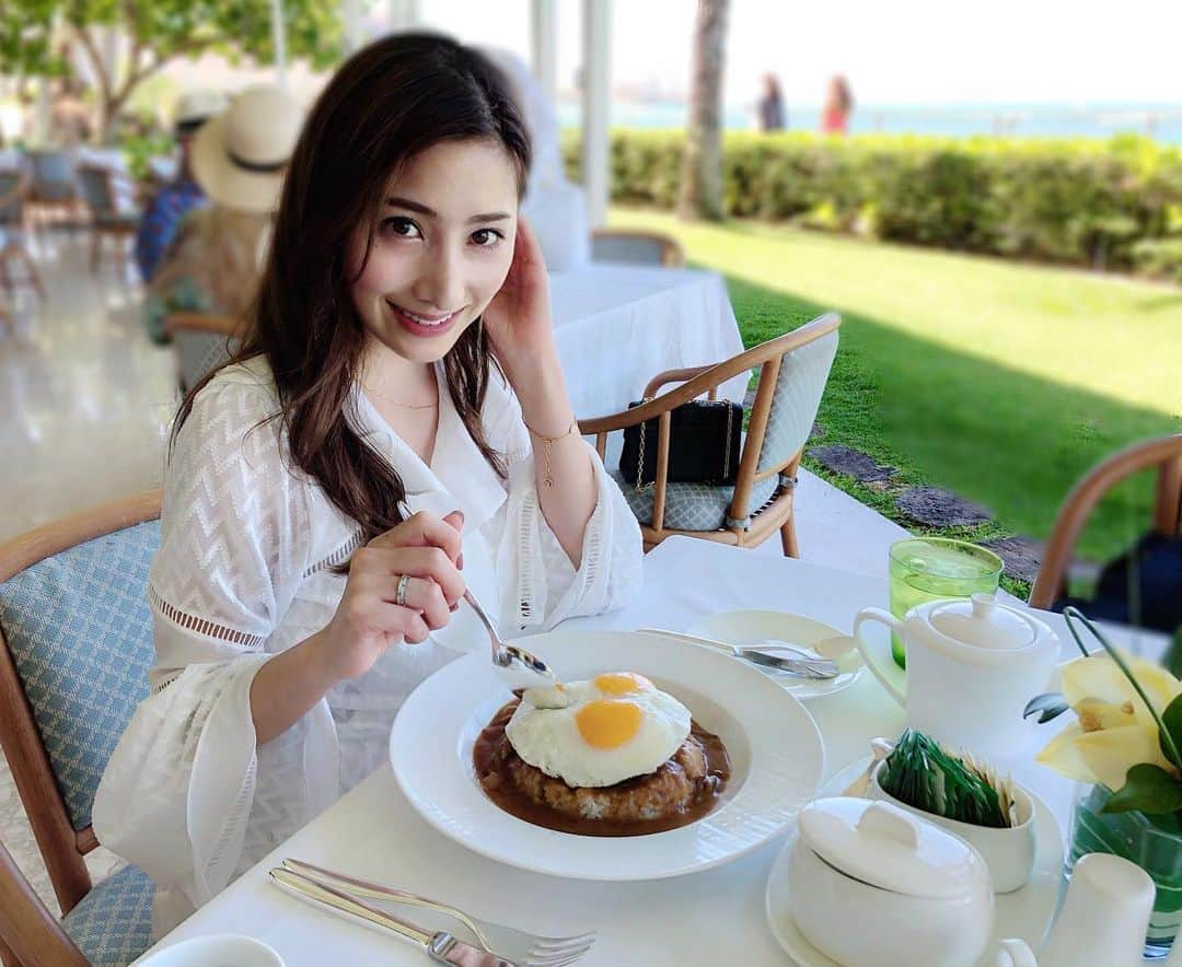 雨宮みずきさんのインスタグラム写真 - (雨宮みずきInstagram)「． 🍳🍚&🥞🍌🍞🍓 ． hawaii☀️ ハレクラニのオーキッズでの朝食だよ😋 ここのロコモコは肉肉しいハンバーグと 優しい味のブラウンソースが美味しかった❤️ パンケーキもバナナがロールされてたーーー🍌😲 フレンチトーストにはベリーの付け合わせが🍓 ． one-piece▷#aulaaila #アウラアイラ ． #halekulani #halekulanihotel #honoluluhawaii #waikikibeach #waikiki #hawaii #waikiki #orchids #hawaii🌴 #hawaiilife #hawaii #honolulu #morning #ハワイ旅行 #ハワイ #ハワイ旅 #ハワイ好き #南国リゾート #ハレクラニ #ハレクラニオーキッズ #ハワイグルメ」7月7日 18時07分 - ammymzk0926