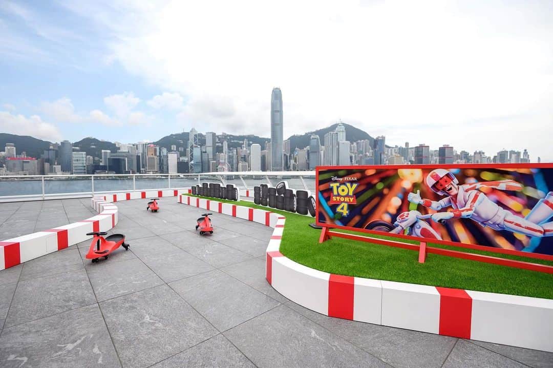 Vogue Taiwan Officialさんのインスタグラム写真 - (Vogue Taiwan OfficialInstagram)「#VogueTravel 超人氣的皮克斯動畫 @pixar 《玩具總動員4》正式上映，除了台灣有各種快閃商店、聯名商品外，香港也於6/29-8/4在著名的海港城 @harbourcity 推出《玩具總動員嘉年華》，不僅有各種經典角色的拍照打卡景點外，第4集的重點角色叉奇與露營車也都在現場出現了。  現場也設計了多種遊戲、工作坊，連香港迪士尼 @hkdisneyland 也進駐開設「甜點店」，若是最近有計劃去香港玩的人，別忘了去現場逛逛！  #玩具總動員 #玩具總動員4 #電影 #動畫 #香港 #海港城 #toystory #toystory4 #movie #animation #hongkong #harbourcity」7月7日 18時10分 - voguetaiwan