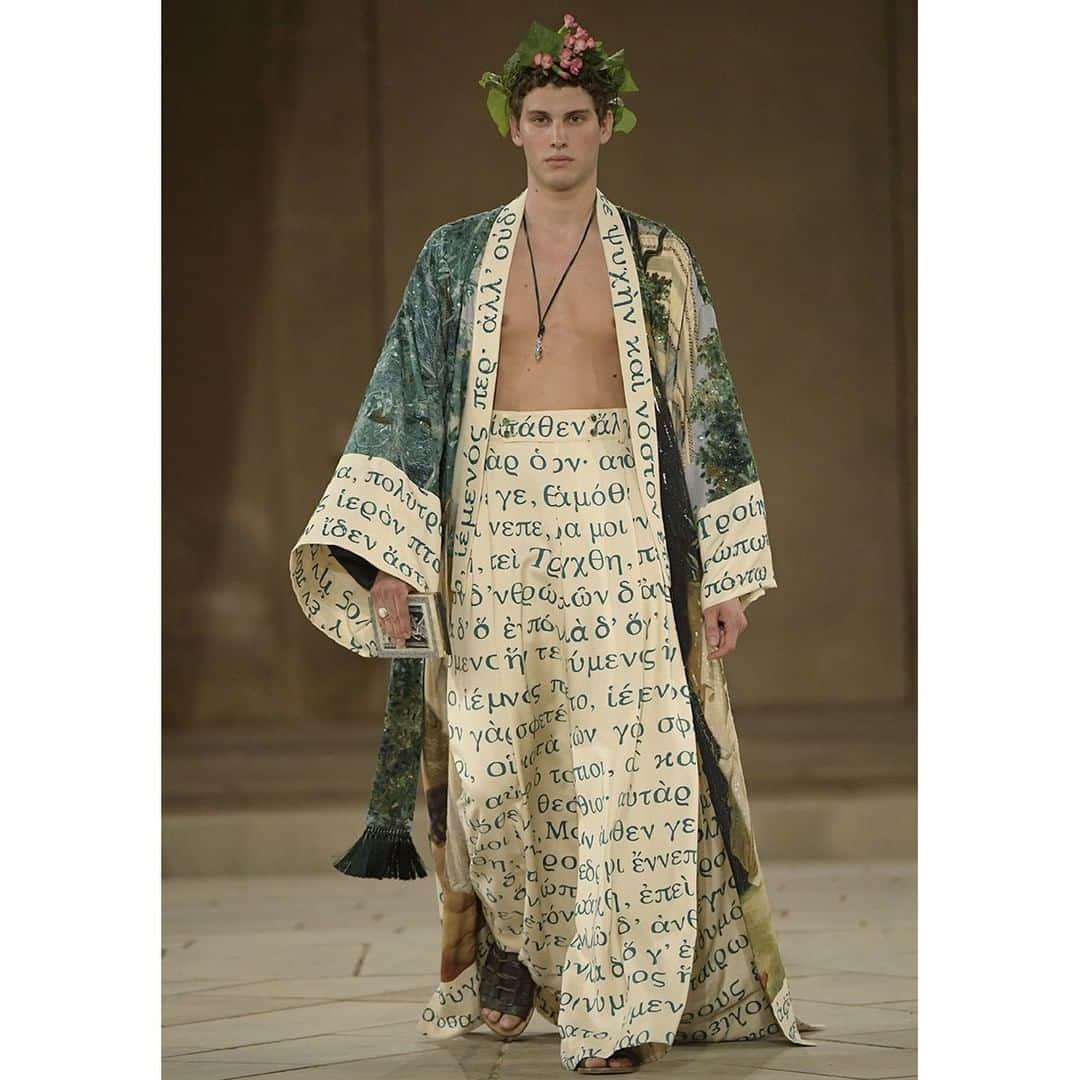 ドルチェ&ガッバーナさんのインスタグラム写真 - (ドルチェ&ガッバーナInstagram)「Dolce&Gabbana Alta Sartoria tunic entirely printed on silk and enriched with stitching that depicts the work of Jean Baptiste Auguste Leloir “Homère”, 1841. Paired with column trousers printed with extracts in Greek from Homer’s Odyssey. Discover more looks on @dolcegabbana_man.  #DGAltaSartoria #DGFattoAMano #MadeInItaly #Sciacca #DGLovesSicily #DolceGabbana」7月7日 18時21分 - dolcegabbana