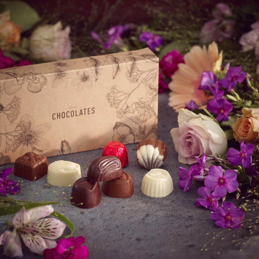 Nextさんのインスタグラム写真 - (NextInstagram)「It's #WorldChocolateDay! 🍫 To celebrate, we're giving away a FREE box of Belgian chocs when you order one of our 10 bestselling bouquets and plants for delivery between the 8th and 14th July! 💐Tap the link in our bio to order. #flowers #nextflowers #bouquet #gifts #gifting #chocolate #freechocolate」7月7日 18時22分 - nextofficial