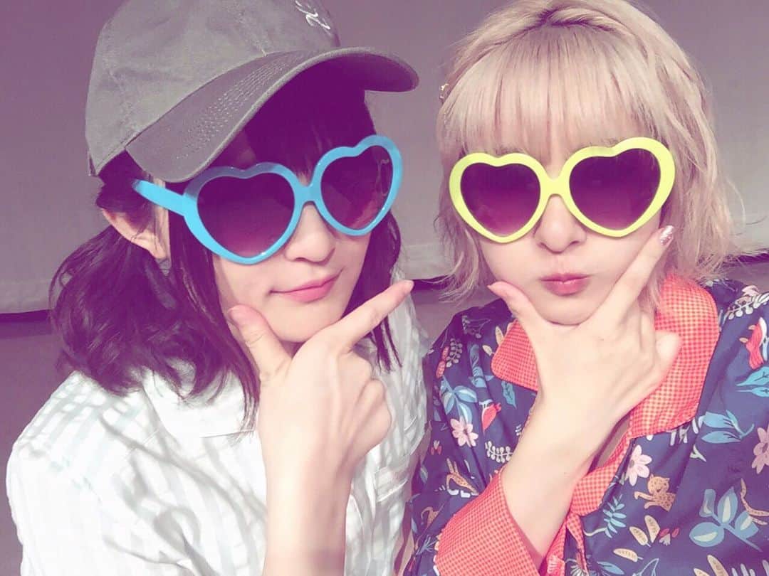 吉田有里のインスタグラム：「西神社⛩イベント ご来場くださった皆さま、ありがとうございました〜！！ いっぱい笑ったイベントでした✨ 初めて来ましたの方も多くて嬉しかった！楽しんでもらえたかなぁ。 久しぶりの方も結構いらっしゃった、何巻ぶりに来ました！って、おかえり西神社。 次回は12月の予定です、皆さまお待ちしております🙇‍♀️ #西神社 #西明日香 さん #吉田有里」