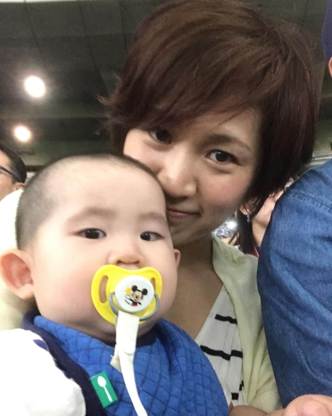 高橋みゆきのインスタグラム：「巨人vs横浜⚾️心ノ祐初観戦👶周りも気になる👀大きな音もビックリ‼️色々経験したね😌 #巨人連勝ストップ #旦那の連敗記録続く… #東京ドーム #心ノ祐と慎之助さん #巨人ファン」