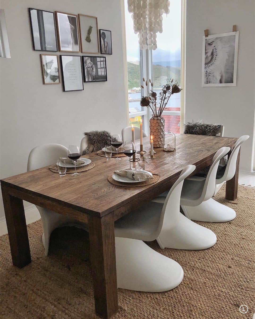 のインスタグラム：「About last night 🍷 En rolig kveld med biff, rødvin og selskap av mine to kjæreste ❤️ Fine samtaler og mange timer rundt spisebordet er veldig, veldig koselig.  Ønsker deg en fin søndag! Klem fra Inger-Lise 😘 . . . #spisebord #spisestue #spisesplass #dining #diningroom #diningarea #interior_and_living #interiør #interiorinspiration #norskehjem #whiteinterioryes #finehjem #interiordesign #interior_delux #scandinavianstyle #nordisk #nordiskehjem」