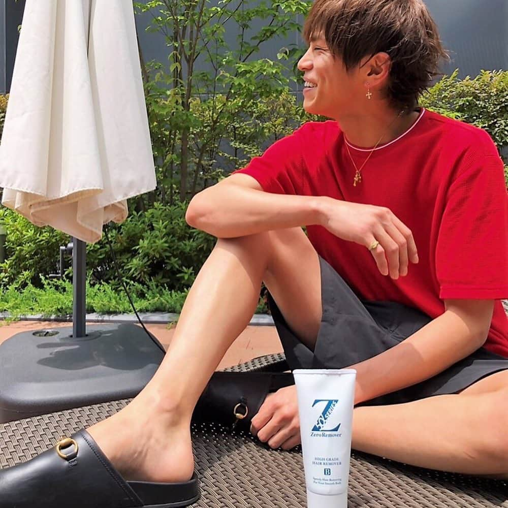 山本裕典さんのインスタグラム写真 - (山本裕典Instagram)「最近、夏本番に向けて暑くなってきました！！ 半袖、短パンがマストになってくる季節... Zリムーバーで除毛して清潔感のあるツルスベ肌で 男子力？アップしましょ！  自分もコンスタントに除毛してます！！ 女性にも使えるアイテムなんで女性の方にもオススメ！！ 塗って少し時間を置くだけ、 サロンなどではNGな日焼けした肌でも Zリムーバーならしっかり除毛できます！！ . @zerofactor_ . #Zリムーバー #除毛クリーム #除毛 #ムダ毛 #ボディケア #夏コーデ #ツルスベ肌」7月7日 18時31分 - yusuke_yamamoto0119