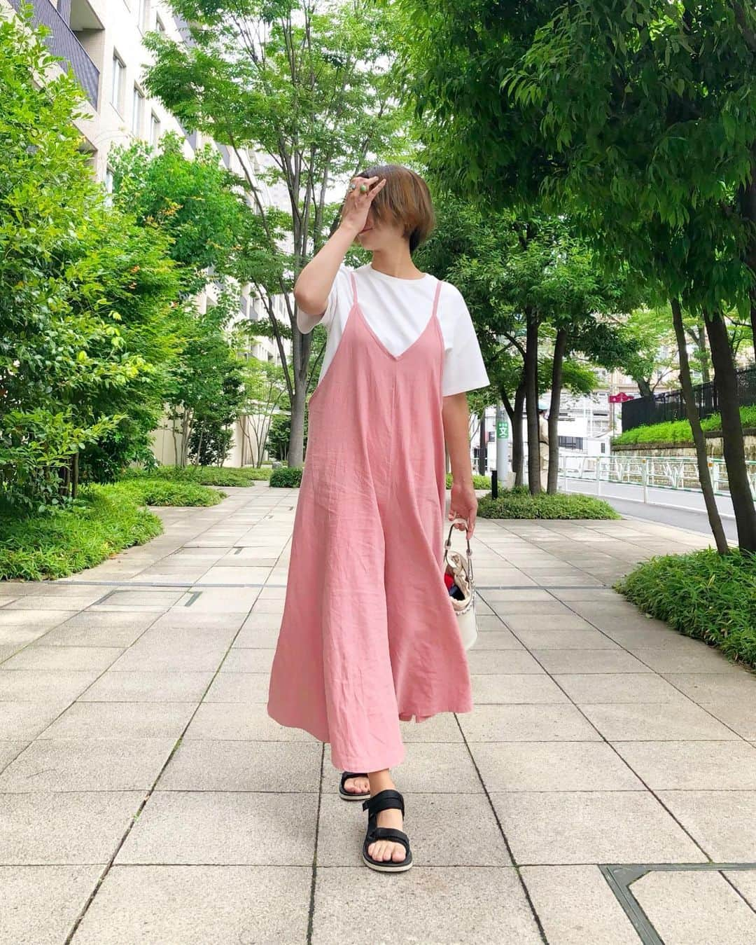 yoka1124さんのインスタグラム写真 - (yoka1124Instagram)「☆☆☆ ・ ・ しーちゃんの家にお泊まり @shizuka.watanabe  雨だったのでみんなでカルタして ケンタッキーを食べて 人生ゲームして帰宅💗🐰 ・ ・ 今週まさかの6日間しーちゃんと一緒にいたんですけど、、嫁ですか？ ま、明日も会うんですけどねw あ、やっぱり嫁ですか？ ・ ・ 楽チン可愛いサロペは @storynine_jp  これ他の色も欲しい！！ ・ ・ ・ ・ ・ ・ ・ #storynine #uniqlo #uniqloginza  #jandmdavidson #teva #大人カジュアルコーデ #ラフコーデ  #きれいめカジュアル #30代ファッション #30代コーデ」7月7日 18時23分 - yoka1124