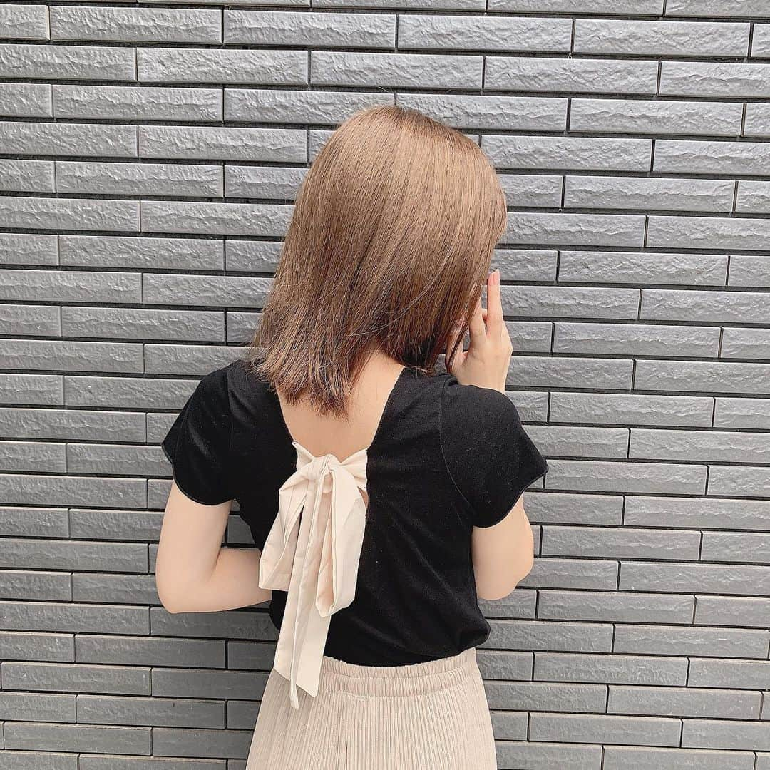 篠崎彩奈さんのインスタグラム写真 - (篠崎彩奈Instagram)「_ 私服🧸 この日の私服は楽チンコーデです！ ご近所にお出かけスタイル！笑 黒のTシャツは何にでも合うし、シンプルと思いきや後ろがリボンなのでbackstyleが可愛い🎀 パンツはゆるコーデする時には 鉄板です🥺お気に入り🥺❤︎ . . ブランドタグつけてます。 スワイプして見てね☺️ . #tops @17kg_official  #pants @u_dresser  #ootd #私服 #パンツスタイル #ゆるコーデ」7月7日 18時47分 - ayana.s_official