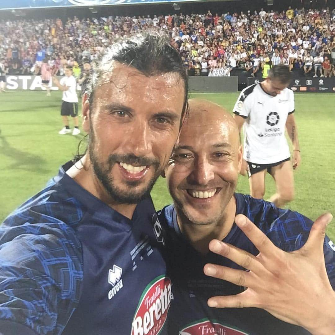 クリスティアン・ザッカルドさんのインスタグラム写真 - (クリスティアン・ザッカルドInstagram)「Atmosfera fantastica allo Stadio di Cesena per la partita tra vecchi amici... Operazione Nostalgia Stars vs LaLiga Legends terminata 5-4 per noi.. Grazie a tutti i presenti..!!! Più di 10.000 persone allo stadio... GRAZIE  @serieaoperazionenostalgia  #OperazioneNostalgia #valori #sport #legends #players #soccer #amici #avversari #match #enjoy #event #grandepubblico #Cesena #6luglio #OperazioneNostalgiaStars #LaLigaLegends」7月7日 18時47分 - cristianzaccardo