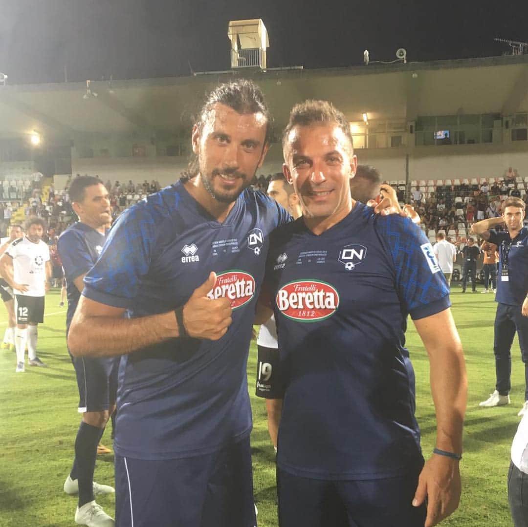 クリスティアン・ザッカルドのインスタグラム：「Atmosfera fantastica allo Stadio di Cesena per la partita tra vecchi amici... Operazione Nostalgia Stars vs LaLiga Legends terminata 5-4 per noi.. Grazie a tutti i presenti..!!! Più di 10.000 persone allo stadio... GRAZIE  @serieaoperazionenostalgia  #OperazioneNostalgia #valori #sport #legends #players #soccer #amici #avversari #match #enjoy #event #grandepubblico #Cesena #6luglio #OperazioneNostalgiaStars #LaLigaLegends」