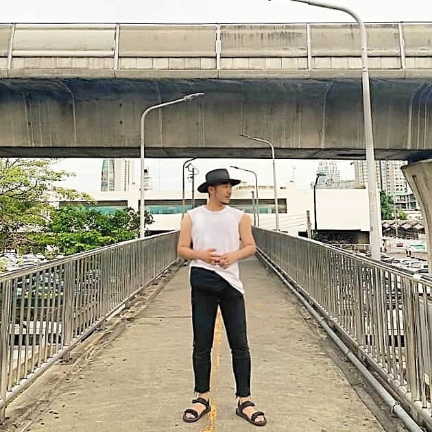 倉岡晋也のインスタグラム：「Feel ✓ Almost coming summer I talked with own style(Japanese writing) スタイルをリニューアルしたいなーとかマンネリと感じたとき… 無理にトレンドアイテムに手を出して 取り込むって考えより 自分にとっての定番な色遣いやアイテムでも まず「新しいシルエットや丈感」 「バランス、着方を変えてみる」って事にチャレンジすると良いと思います。。 あと飽きたアイテムは思い切ってカットオフするだとか！小物の使い方もアレンジする… カンボジアに行く途中に寄ったバンコクにて、、 露店で買った麦わら帽子と ずっと前から使ってるルメールのボディバッグは斜めがけじゃなく腰にしてみたり 半袖Tシャツの袖を切ってみたり よく「流行りを教えてください」ってざっくりとした質問を貰うのだけど セルフスタイリングの醍醐味って工夫する楽しみだと思う! その中に、時代や風潮や場所にマッチするスタイルやバランスがあるのと思うので… #久々に語ってみる　笑」