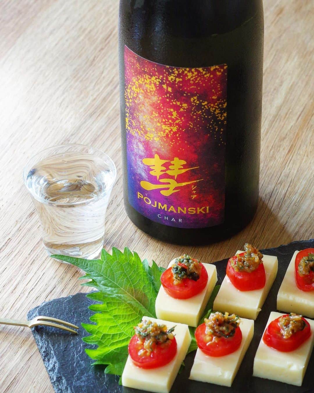 のインスタグラム：「彗星の如く現れた日本酒ブランド 彗(シャア)から、新星 POJMANSKI(ポイマンスキー)登場！☄️ * 今回は蔵元である遠藤酒造場が 初めて扱う、日本最古の酒米 岡山県産の雄町100%で醸した チャレンジタンク！💪 * フルーティーな香り、 濃厚な味わいながらも、 キレの良い後口が特徴です！😋 * のんびり夕涼みをしながらの一杯🍶に ぜひお試しくださいませ〜👍 * ちなみにおつまみには、 チーズにプチトマトと ご飯のお供にもサイコーな 大葉味噌をのせて。 うまー😆👍 * #日本酒 #彗 #シャア #char #遠藤酒造場 #純米吟醸 #リカマン #リカーマウンテン #ポン酒タグラム #お酒好きな人と繋がりたい #家呑み #家飲み #おつまみ #チーズ #大葉味噌 #instagood #nihonshu #nihonsyu」