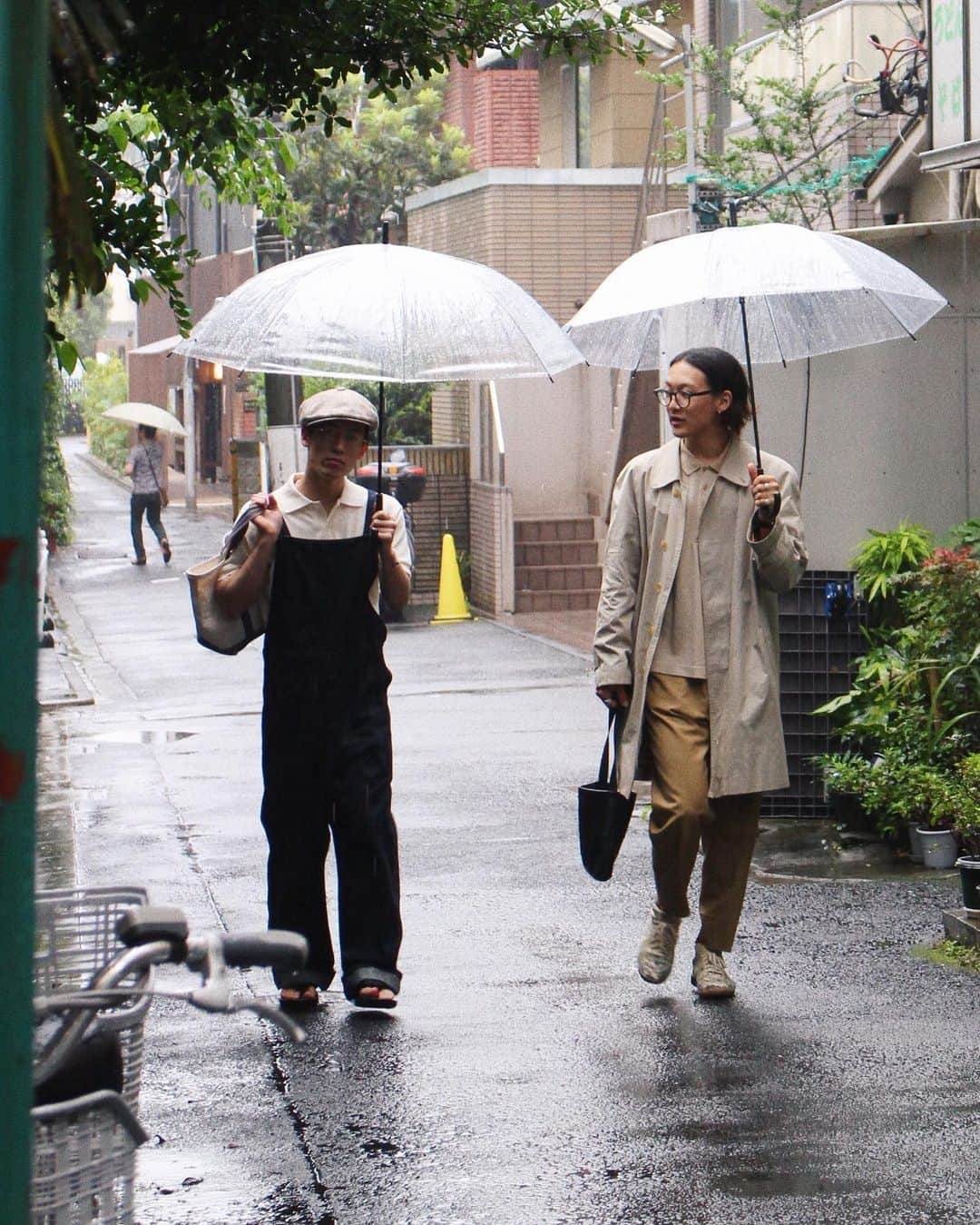 yukiのインスタグラム：「ㅤㅤㅤㅤㅤㅤㅤㅤㅤㅤㅤㅤㅤ 私の右にいらっしゃいますのは 変態服オタク( @suga_kohei )です 写真は @itotakumi_ が撮ってくれました。」