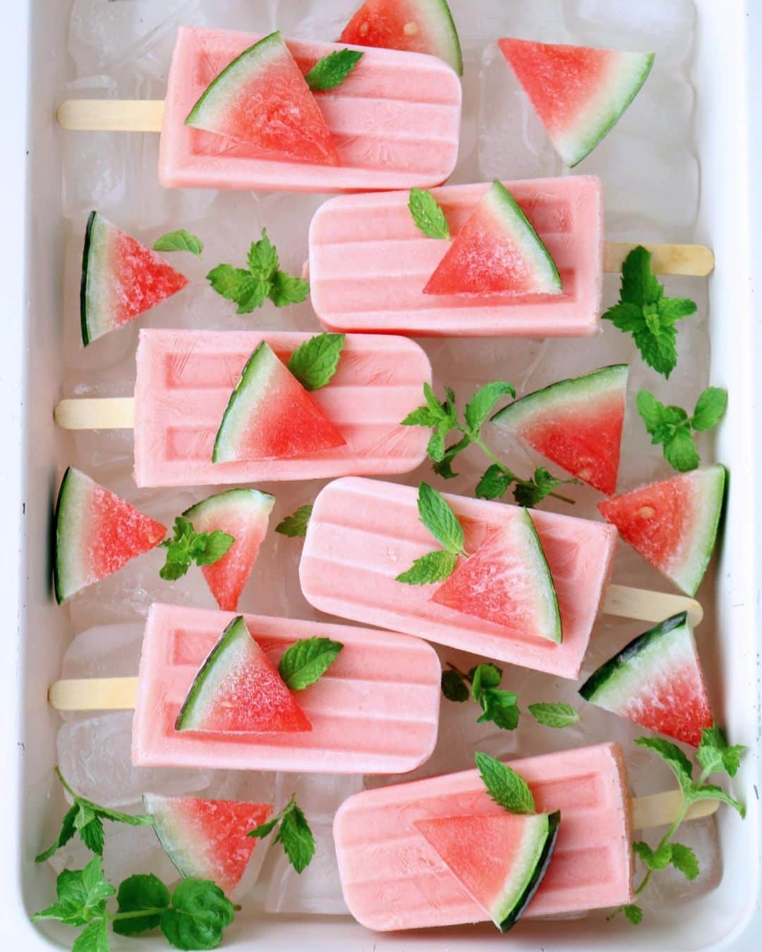 mamiaoyagiのインスタグラム：「🍉 Watermelon popsicles. 🍉 暑い毎日。我が家に欠かさずあるのがすいか。 いくら食べても飽きないほど大好きです。 そんなすいかにヨーグルト、はちみつ、レモンを混ぜ合わせてポプシクルを作ってみました。 テイストもビジュアルも期待を裏切らず❤︎ またまた美味しくハッピーな発見です！ 🍉」