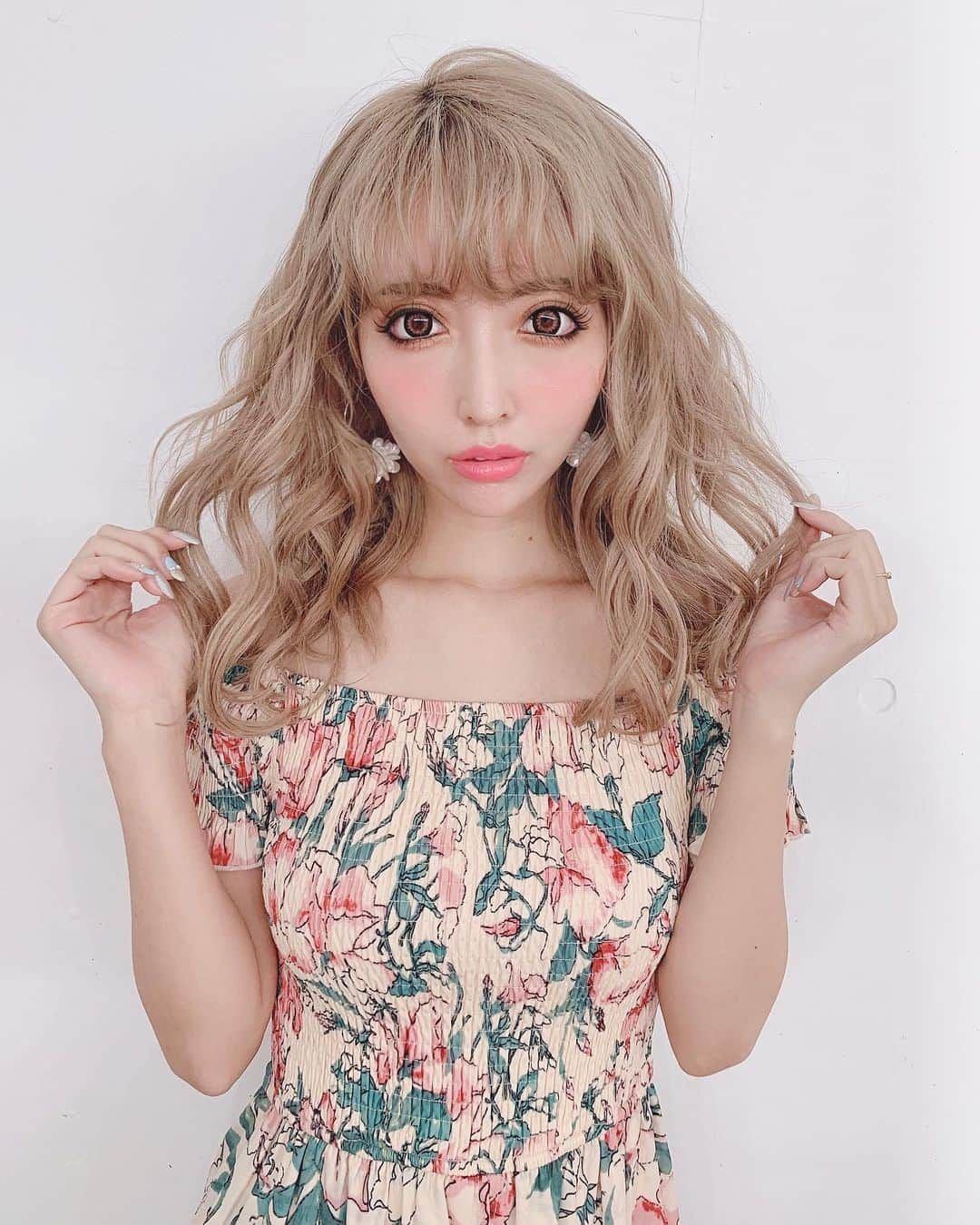 吉川ちかさんのインスタグラム写真 - (吉川ちかInstagram)「姉ahehaの撮影で ふわふわわた飴ヘアに🥺💓 お気に入りヘアなのだ!! . ちなみに洋服はDURASだよん めちゃくちゃリゾート感が出て可愛いし 夏らしくてお気に入りなのだ😌✨ (@duras_official ) . 平和で楽しい撮影で良かった😝💕 . #撮影#姉aheha#吉川ちか#ヘアセット#巻き下ろし#巻き髪#ふわふわ#DURAS#code#甘々モード #撮影会」7月7日 18時54分 - yoshikawachika_1116