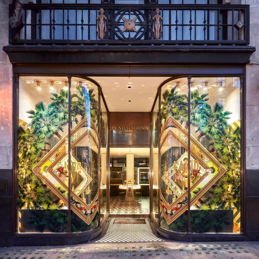 ペンハリガンさんのインスタグラム写真 - (ペンハリガンInstagram)「What are your thoughts on Penhaligon's windows, celebrating the launch of a new addition to the Trade Routes collection, Cairo? We believe they're rather splendid! Why not stop in at your nearest Penhaligon's store and share your thoughts with one of the delightful fragrance aficionados? #cairo #traderoutes」7月7日 19時00分 - penhaligons