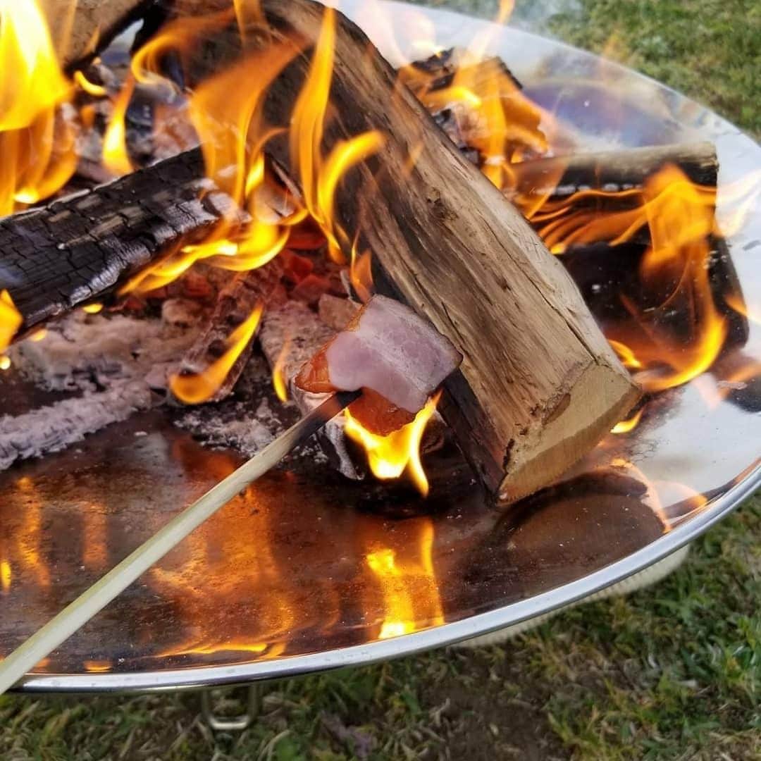 のインスタグラム：「薪がパチパチ爆ぜる音、ゆらめく炎に癒される。これぞキャンプの醍醐味。 ・ 📷：@yuka.okayama.79 さん 素敵なお写真ありがとうございました✨ ・ ━━━━━━━━━━━━━━━ #私のコールマン を付けて投稿して頂いた中から素敵なお写真は、コールマン公式SNSでご紹介させて頂きます♪ ━━━━━━━━━━━━━━━」