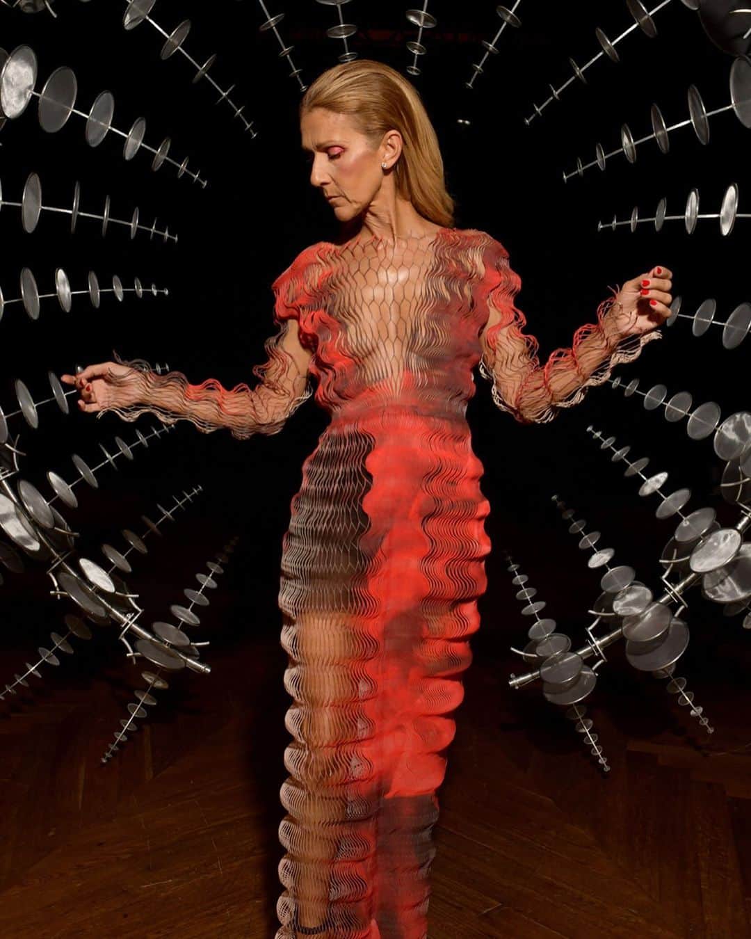 WWDジャパンさんのインスタグラム写真 - (WWDジャパンInstagram)「スナップ：クチュールで話題をさらったセリーヌ・ディオンのファッション9選　「シャネル」から「ヴェトモン」まで着こなす51歳﻿ ﻿ 　やはりセリーヌ・ディオン（Celine Dion）はクチュール・ウイークでの装いを熟知しているようだ。かの世界的な歌姫は、2019-20年秋冬パリ・オートクチュール・ウイークでも存在感は抜群。今季のディオンのスタイルは、「シャネル（CHANEL）」「オフ-ホワイト c/o ヴァージル アブロー（OFF-WHITE c/o VIRGIL ABLOH）」「スキャパレリ（SCHIAPARELLI）」といったデザイナーズブランドで、彼女のファッションの最先端ぶりを印象付けるものとなった。﻿ ﻿ セリーヌ・ディオンのパリ・オートクチュール・ウイーク期間中のファッション9選はストーリーまたはプロフィールのリンクから🔗﻿ ﻿  1枚目、PHOTO : SWAN GALLET / WWD / SHUTTERSTOCK (c) FAIRCHILD PUBLISHING, LLC﻿ 2枚目、PHOTO : KUBA DABROWSKI / WWD / SHUTTERSTOCK (c) FAIRCHILD PUBLISHING, LLC﻿ 3枚目、PHOTO : PHILIPPE BLET / SHUTTERSTOCK (c) FAIRCHILD PUBLISHING, LLC﻿ 4枚目、PHOTO : DAVID FISHER / SHUTTERSTOCK (c) FAIRCHILD PUBLISHING, LLC﻿ ﻿ #CelineDion #celinedion2019 #IRISVANHERPEN #SCHIAPARELLI #OFFWHITE #VETEMENTS  #PFW #hautecouture  #pariscoutureweek #coutureweek #couturefashionweek #célinedion #セリーヌディオン」7月7日 19時02分 - wwd_jp