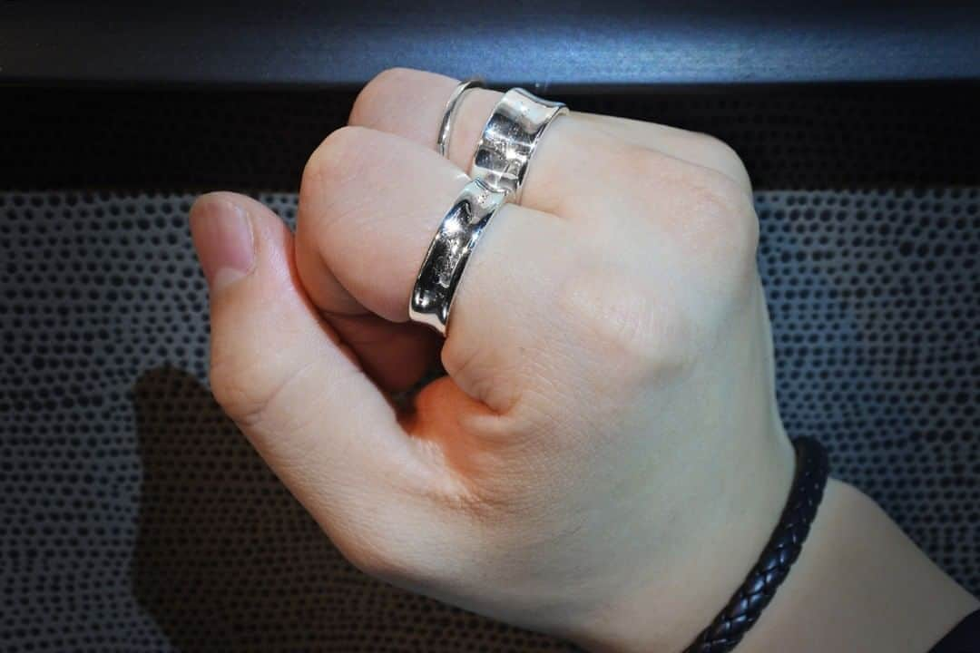 プエルタ・デル・ソルさんのインスタグラム写真 - (プエルタ・デル・ソルInstagram)「【Traditional Ring】 センターにシンプルに「PUERTA DEL SOL」の刻印が刻まれたスマートなリバースラウンドリング。 シンプルだからこそ、指入れと着用感を追求したリング。 リング内側を面取りして丸みを出し、指馴染みがよく痛くならず疲れにくい滑らかな仕上げです。ナローメビウスリングとの重ね着け。 . http://online.puerta-del-sol.jp (From profile) . #PUERTADELSOL #PDS #プエルタ #プエルタデルソル #accessory #accessories #jewelry #ジュエリー #アクセサリー #シルバーアクセ #シルバーアクセサリー #メンズアクセサリー #レディースアクセサリー #リング #ペアリング #指輪 #ブレスレット #バングル #ピアス #イヤーカフ #ネックレス #ペンダント #ペアネックレス #madeinjapan #fashion #tokyo #japan . #Ebisu /03-5789-9470 @puertadelsol_official Twitter : puerta_ebisu . #Shinjuku /03-3352-1111 @puertadelsol_shinjuku Twitter : puerta_shinjuku . #Osaka /06-6136-5345 @puertadelsol_osaka Twitter : puerta_osaka」7月7日 19時06分 - puertadelsol_official