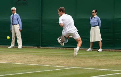 ディエゴ・シュワルツマンさんのインスタグラム写真 - (ディエゴ・シュワルツマンInstagram)「Muy duro despedirse así de @wimbledon pero el deporte es así y la moneda a veces cae del otro lado. Muchas cosas positivas. A seguir. 🙌👊🙌」7月7日 19時06分 - dieschwartzman