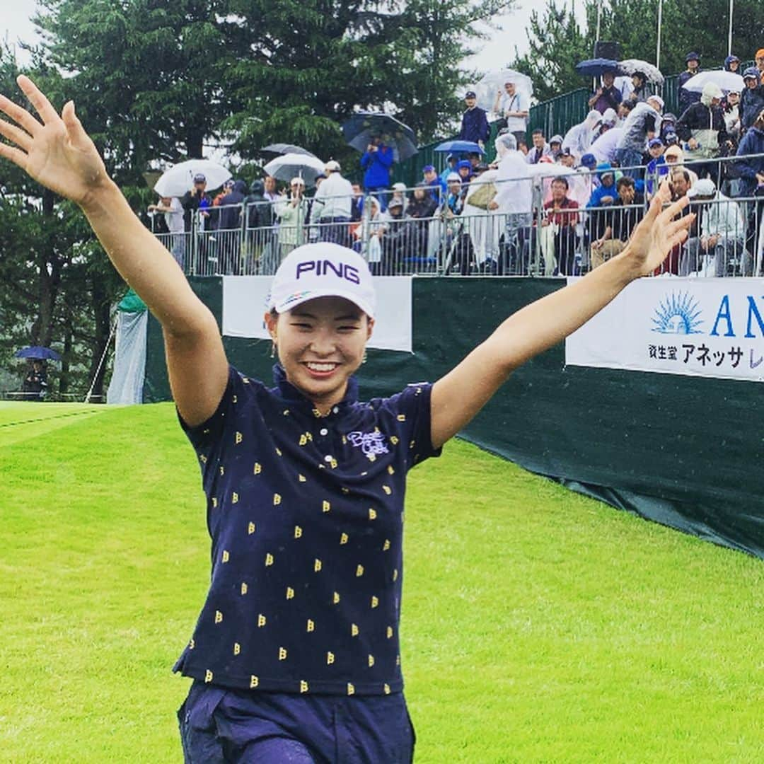 フジテレビゴルフさんのインスタグラム写真 - (フジテレビゴルフInstagram)「#LPGAツアー 第18戦 #資生堂アネッサレディスオープン 優勝は#渋野日向子 選手😄‼️ #イミニョン 選手とのプレーオフ 1ホーム目を制し 見事新規トーナメントの初代女王に🏆🏌️‍♀️ 観戦に訪れた母の前で今季2勝目を飾りました👏🏻🎉✨」7月7日 19時07分 - fujitvgolf