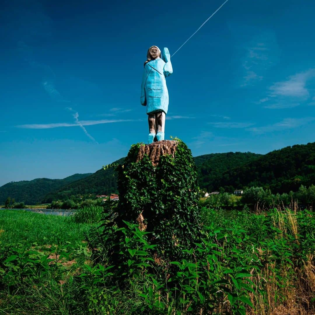 TIME Magazineさんのインスタグラム写真 - (TIME MagazineInstagram)「A wooden statue of First Lady Melania Trump (@flotus) has been erected and unveiled near her hometown of Sevnica, Slovenia, and its creators are calling it the first-ever public monument in her honor. The idea came to conceptual #artist Brad Downey, who commissioned Sevnica local and “amateur chainsaw sculptor” Ales “Maxi” Zupevc to carve it from a tree, AFP reports. Critics of the statue, which depicts #Trump on Inauguration Day in Washington, D.C., in 2017, immediately began comparing it to a scarecrow. “I can understand why people might think that this falls short as a description of her physical appearance,” Downey said. Still, he called it "absolutely beautiful." Read more about the statue at the link in bio. Photograph by @juremakovec—@afpphoto/@gettyimages」7月7日 19時08分 - time