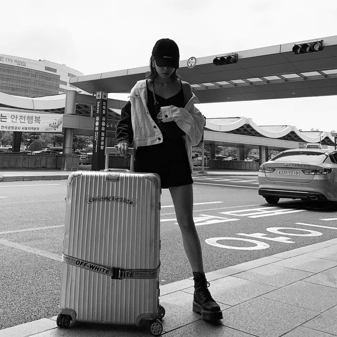 古泉千里さんのインスタグラム写真 - (古泉千里Instagram)「한국 🛩🇰🇷 #空港ファッション . . . もう日本帰ってきてるけど まだ韓国とハワイの投稿が続きます👏🏻 お付き合いください🙇🏻‍♀️ #offwhite #alexanderwang  #vetements #rimowa  #bershka #drmartens  #korea #airportfashion」7月7日 19時15分 - chisamipo1030
