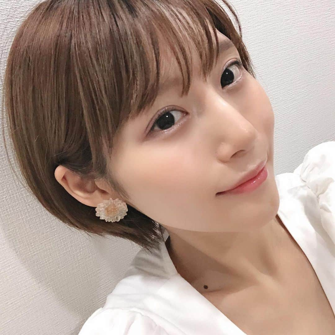 蒼川愛さんのインスタグラム写真 - (蒼川愛Instagram)「久しぶりに自撮り⚐⚐最近メイクに淡い色を使うようになった☺︎ 目の下キラキラにするのは安定だなぁ、まつげの育毛も頑張ってる☺︎☺︎毎日美容液塗ってるよ👮🏻‍♂️ . . トップスは私がお洋服セレクトしてるショップ @amu__official_  です🍑 バルーンっぽい袖が可愛いの〜〜2枚目動画みてね、 梅雨が明けたらたくさん着る(*ˊᵕˋ*)੭ ੈ♡」7月7日 19時19分 - tougarashi_suki