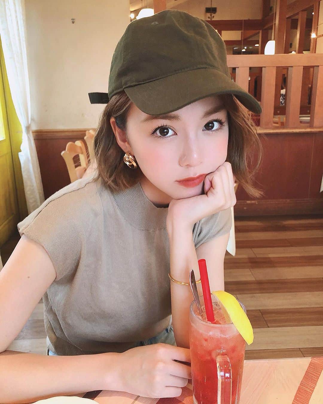 黒田真友香さんのインスタグラム写真 - (黒田真友香Instagram)「梅雨時期は髪の毛が上手くいかないので帽子かぶりがち〜😂😂 サマーニットはお気に入りの #titivate の #ベーシックフレンチスリーブライトニット 🥰  今日の夜新しいYouTube更新しまーす！！！！ ・ ・ #titivatestyle #ティティベイト #きょコ #カジュアルスタイル #キャップ女子 #キャップスタイル」7月7日 19時20分 - kurodamayukaxx