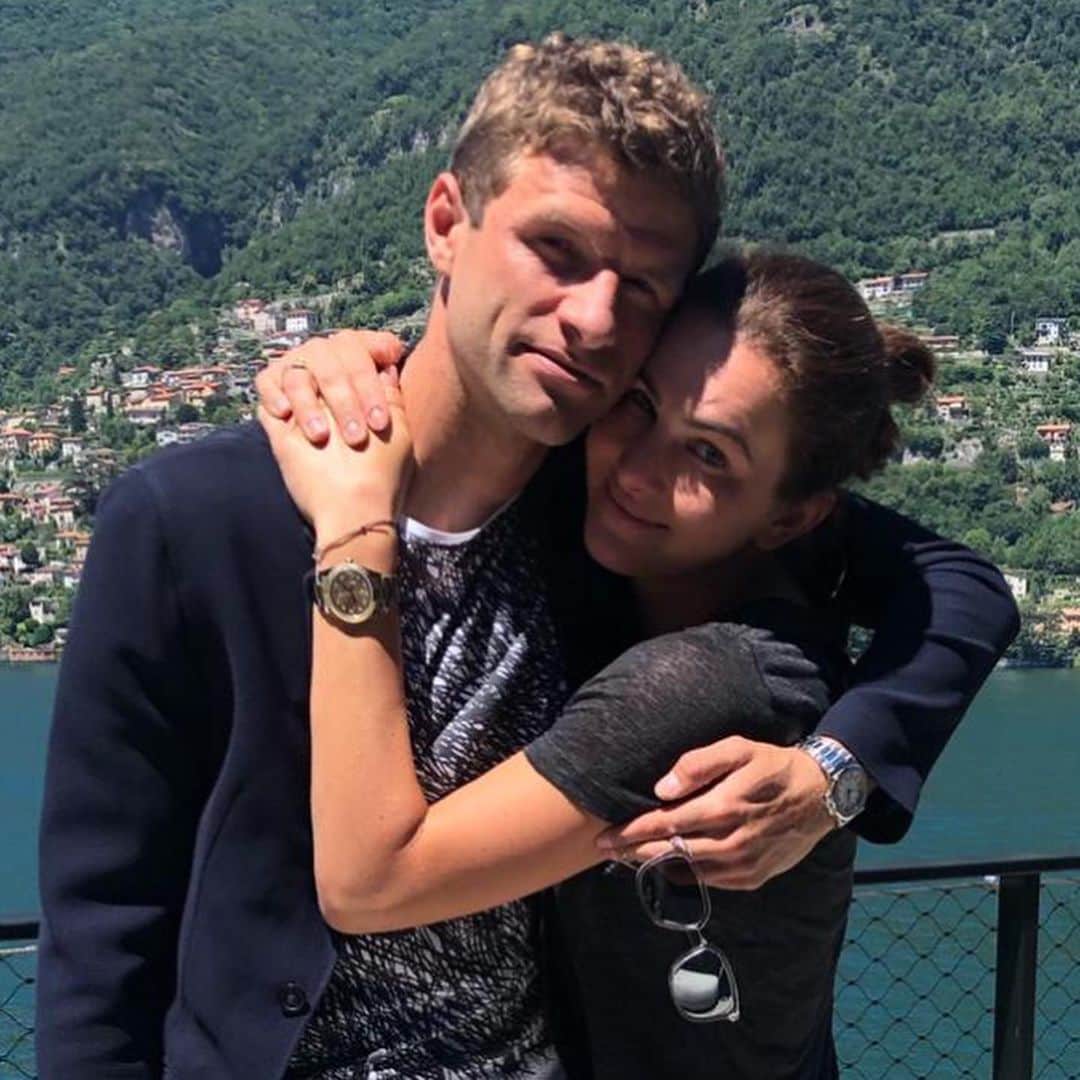 トーマス・ミュラーのインスタグラム：「I enjoyed my holidays with Lisa, but I am looking forward to Monday 🏋‍♂😀💪 #training #fcbayern #esmuellert #daschauhi #thomasmüller」