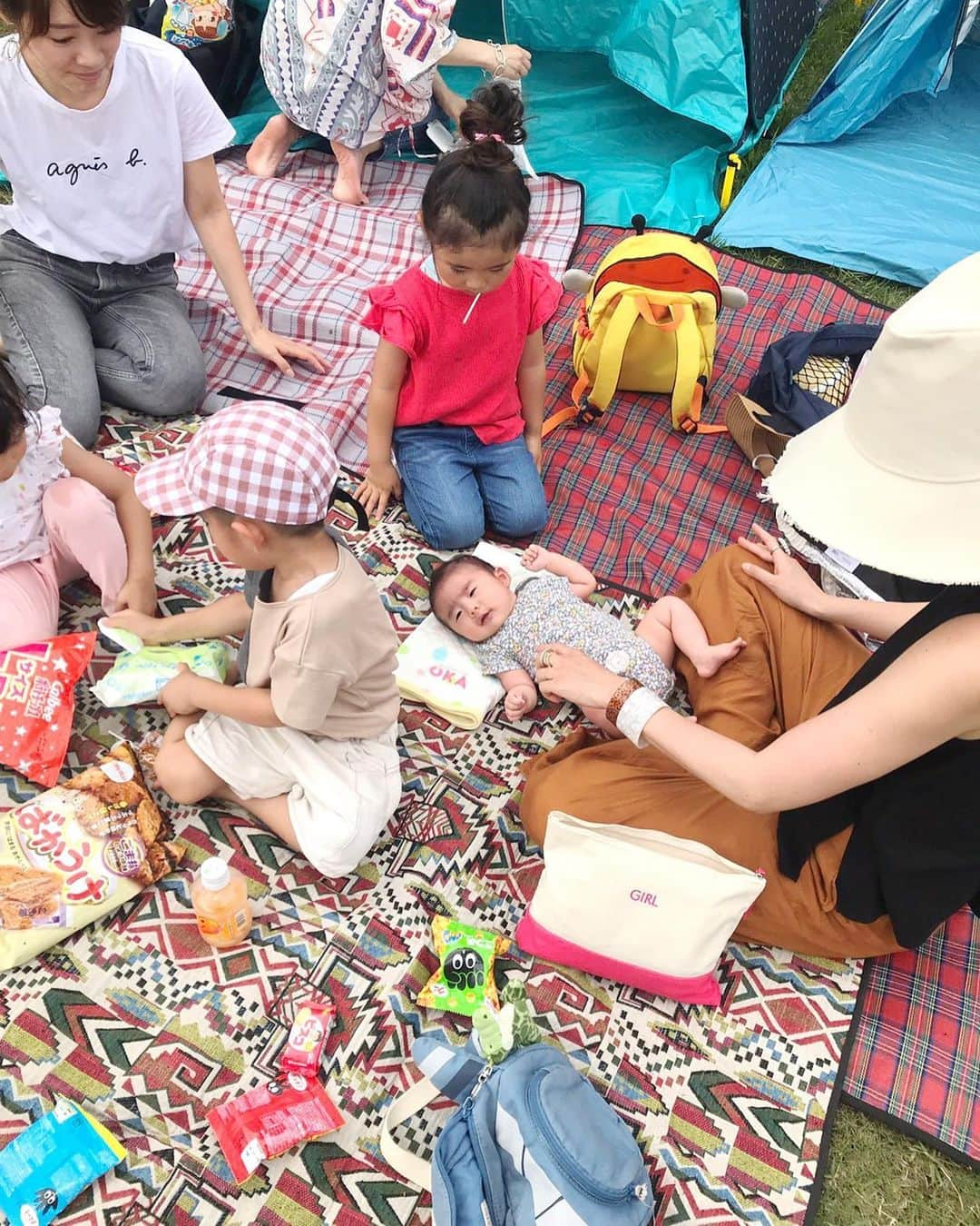 ジュジュさんのインスタグラム写真 - (ジュジュInstagram)「仲良し園友のmama&kidsとお出かけ👫 . 弓削牧場lunch🍽→森林植物園へ . とっても仲良しだから集まるだけで子供達は楽しそう♫ . 更に気持ち良い森林浴も出来て、芝生で思いっきり汗だくになるまで走って...♡ #おかん達はシートでぺちゃくちゃ👅 #筋トレ話8割り #笑 . 七夕だったから最後短冊まで書けて🎋♡ 良い休日でした♫ #大きくなったらゾイドになりたいby坊 . しかし🍙... 今日まとまって寝た時間、、、 10分未満。 . .....^^; . . #休日 #sunday」7月7日 19時29分 - hiraka