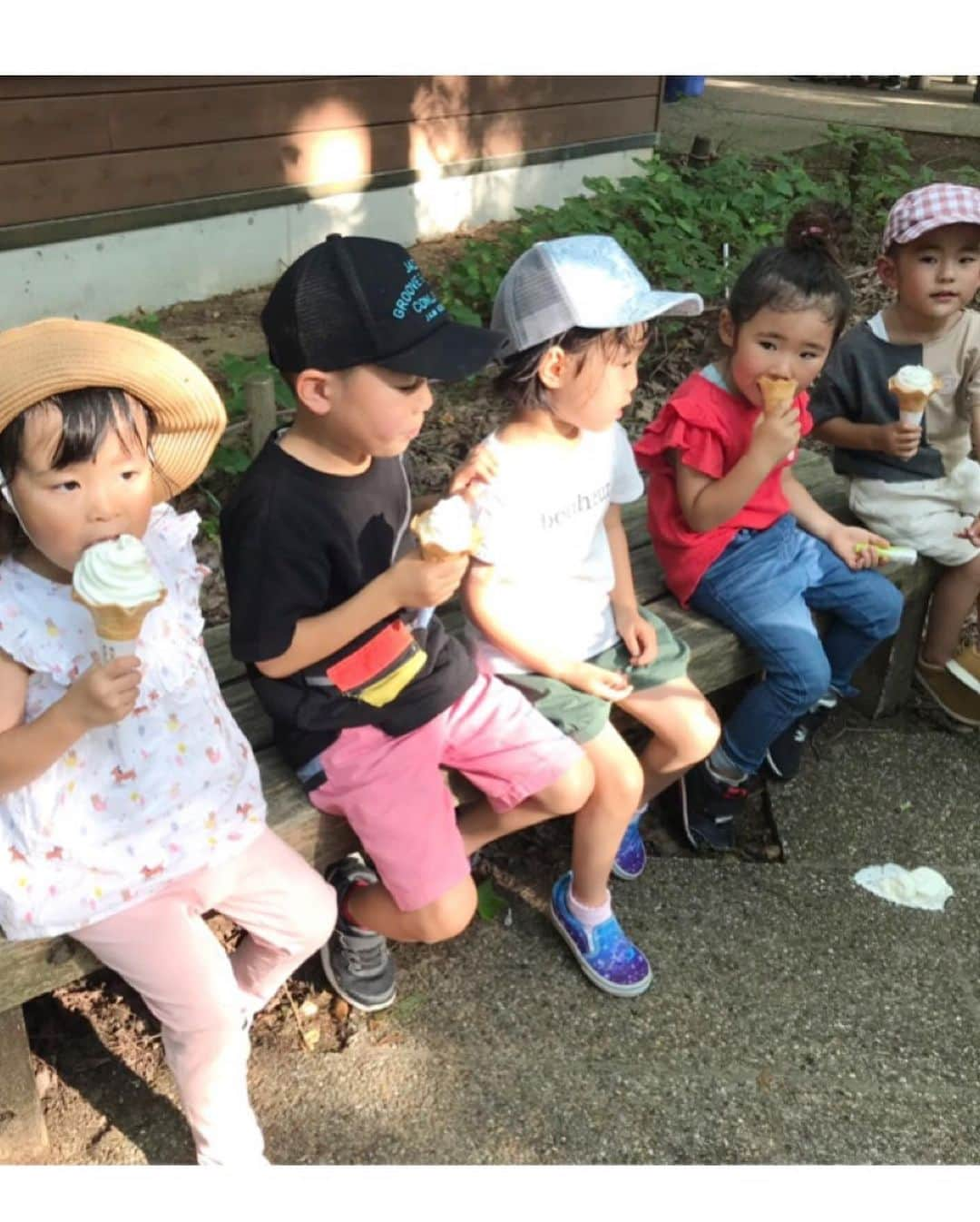 ジュジュさんのインスタグラム写真 - (ジュジュInstagram)「仲良し園友のmama&kidsとお出かけ👫 . 弓削牧場lunch🍽→森林植物園へ . とっても仲良しだから集まるだけで子供達は楽しそう♫ . 更に気持ち良い森林浴も出来て、芝生で思いっきり汗だくになるまで走って...♡ #おかん達はシートでぺちゃくちゃ👅 #筋トレ話8割り #笑 . 七夕だったから最後短冊まで書けて🎋♡ 良い休日でした♫ #大きくなったらゾイドになりたいby坊 . しかし🍙... 今日まとまって寝た時間、、、 10分未満。 . .....^^; . . #休日 #sunday」7月7日 19時29分 - hiraka