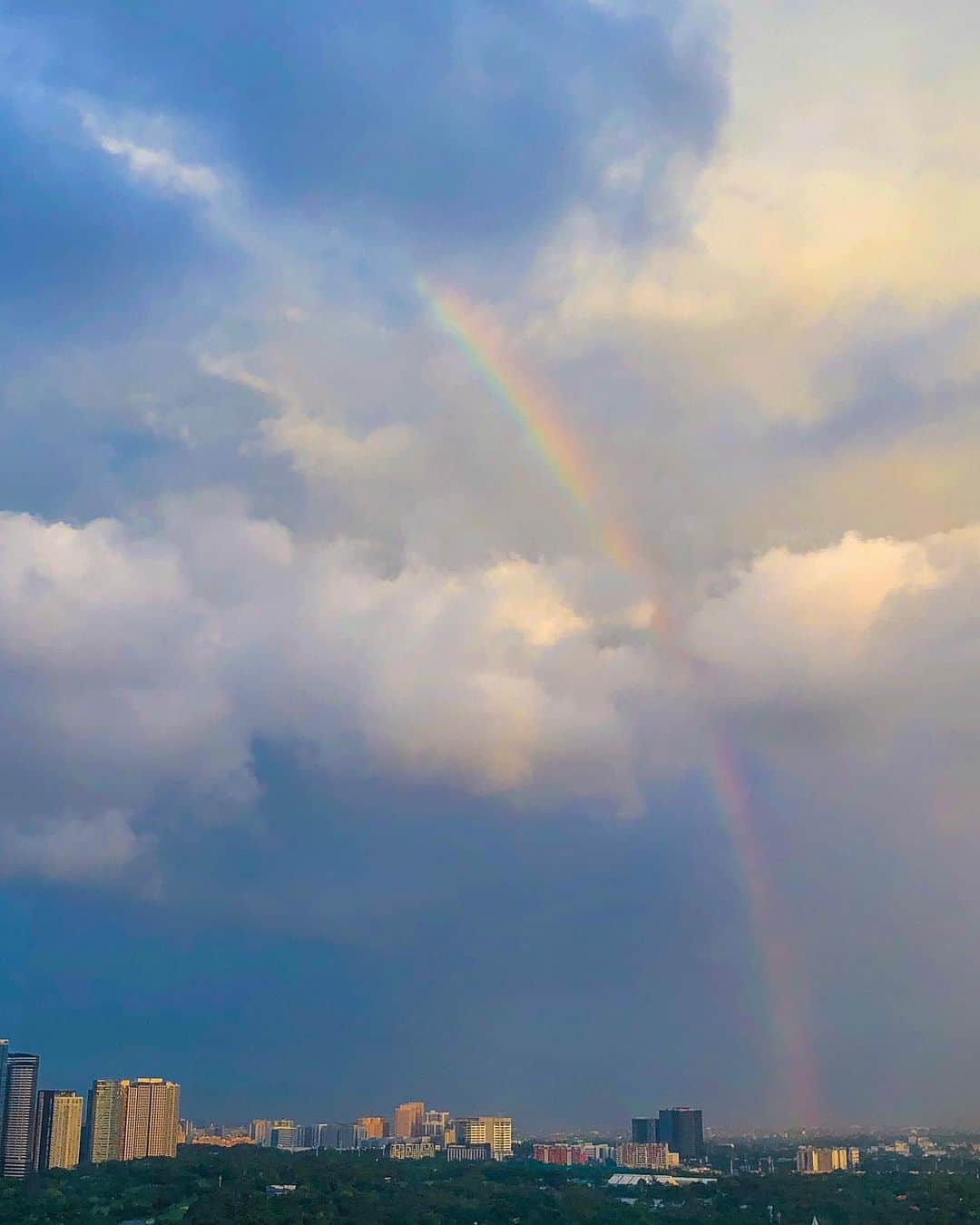 アン・カーティスのインスタグラム：「I hear You say, Look up child 🌈 Blessed Sunday everyone.」