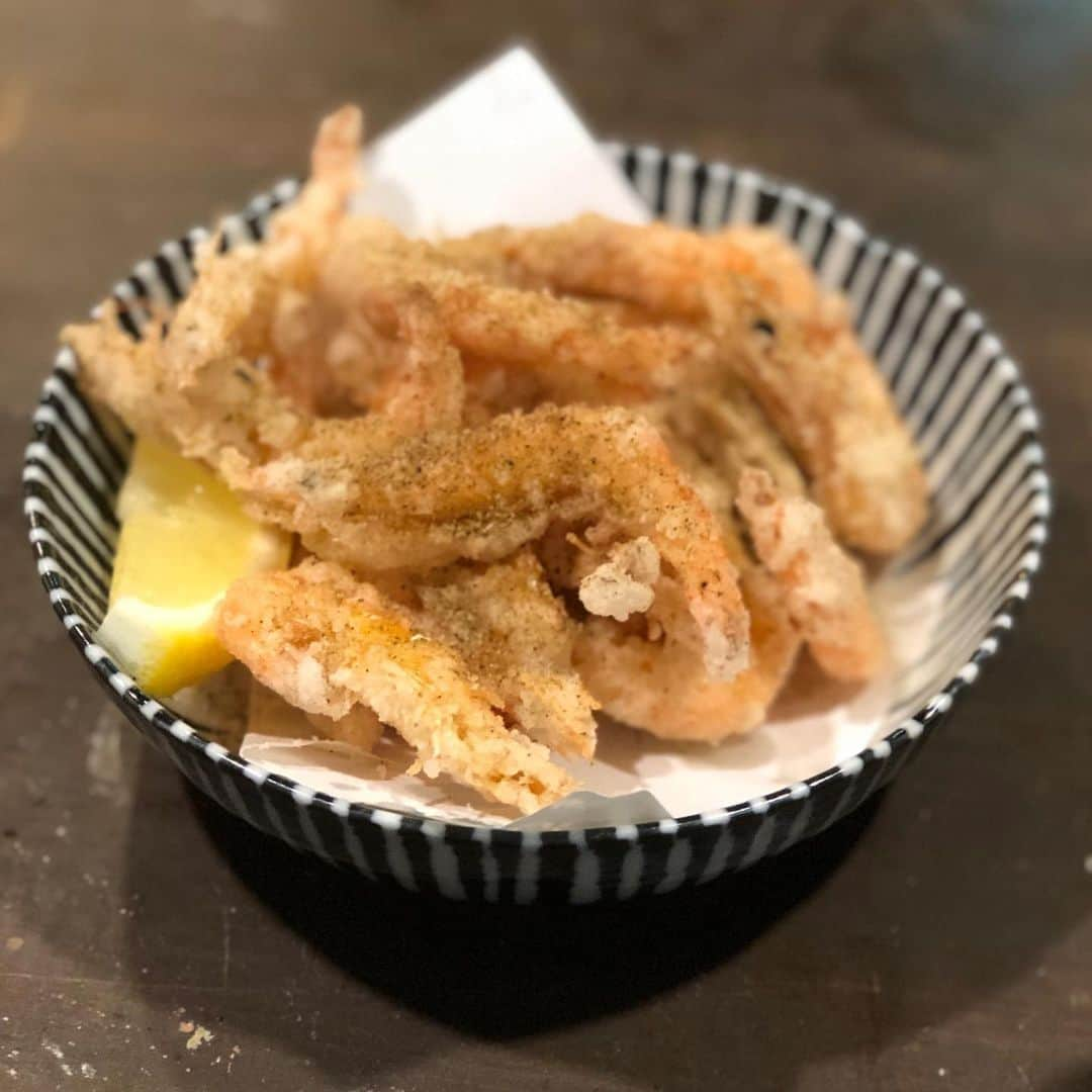 天満バル SANJIさんのインスタグラム写真 - (天満バル SANJIInstagram)「🦐﻿ #川エビの唐揚げ﻿ ﻿ 隠れた人気商品(´꒳｀*)﻿ 自家製の山椒塩で食べるやつ😎✨ ﻿ お酒のあてにもってこいなやつ!!!!﻿ ﻿ です!!!!﻿ ﻿ ✁┈┈┈┈┈┈┈┈┈┈┈┈┈┈┈┈﻿ #た藁や #た藁や天満店 #藁焼き﻿ #カツオ #ウツボ #阿波尾鶏 #牛タン﻿ #炉端焼き #🍆 #ホタテ #サザエ﻿ #天満 #天満飲み #飲み歩き #天満グルメ」7月7日 19時30分 - tawaraya_tenma