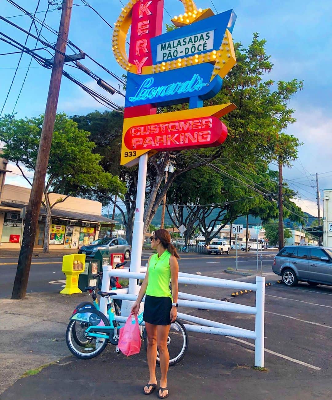 彩海のインスタグラム：「. . マラサダを毎回マサラダと言ってしまう私。 . . 甘いもの苦手なので ほとんど興味ないけど 今回はママちゃんの リクエストでホアカレー⛳️前に #レナーズベーカリー へ🤙🏽 . . 揚げたては美味しいね！ . . . #ハワイ#ハワイ旅行 #マラサダ #マサラダ #レナーズピンク #親孝行旅行 #honolulu #leonardsbakery #hawaiilife #hawaii #hawaiifood #malasada  #結局揚げパンなの？」